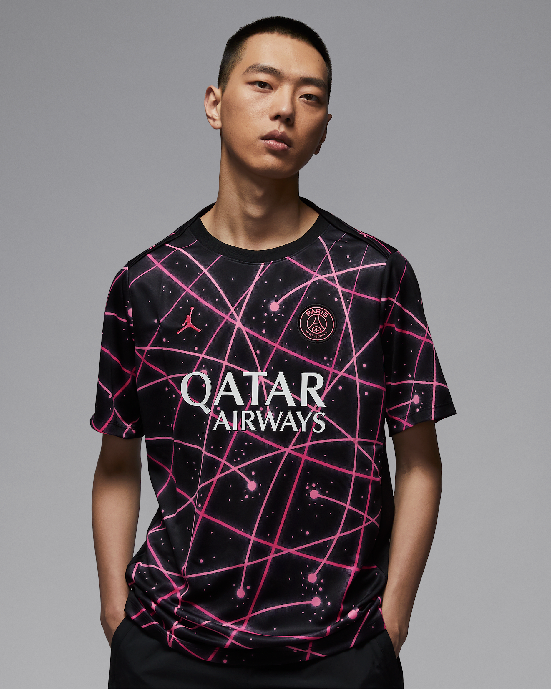 パリ サンジェルマン (PSG) アカデミー プロ メンズ ナイキ Dri-FIT サッカー プレマッチ ショートスリーブ トップス - ブラック/サンセットパルス/デジタルピンク/サンセットパルス