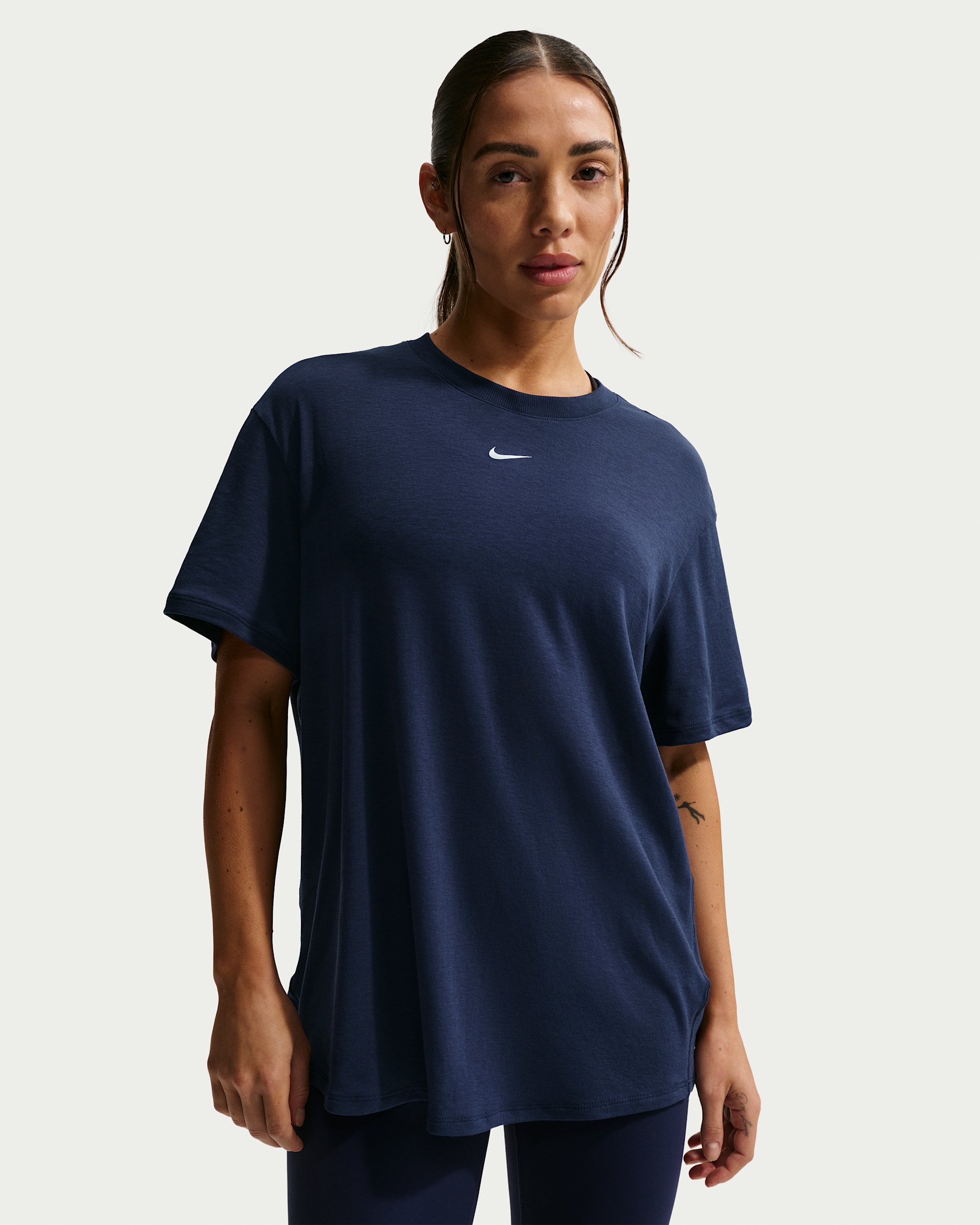 Playera de manga corta Dri-FIT para mujer Nike One Relaxed - Azul marino medianoche/Blanco