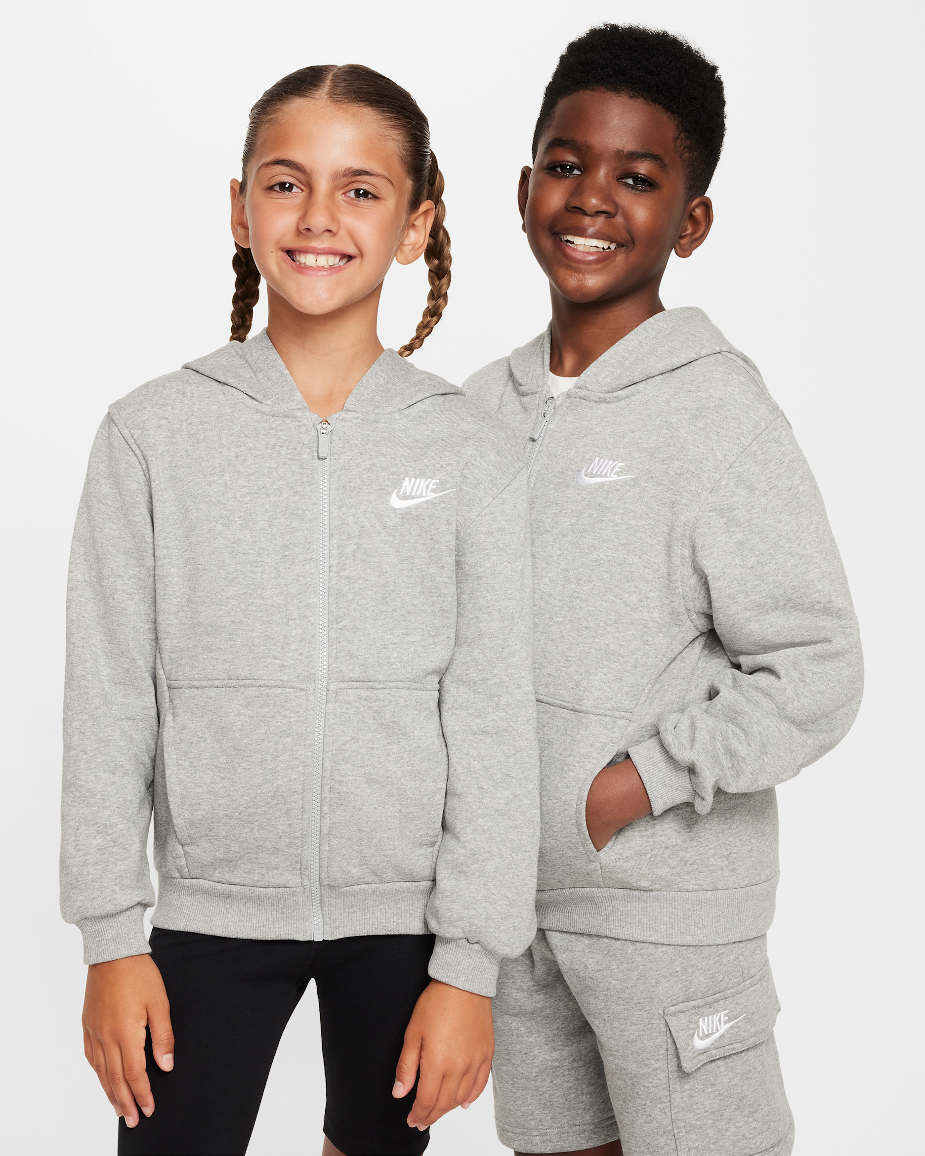 เสื้อมีฮู้ดซิปยาวผ้าเฟรนช์เทรีเด็กโต Nike Club Fleece - Dark Grey Heather/Base Grey/ขาว