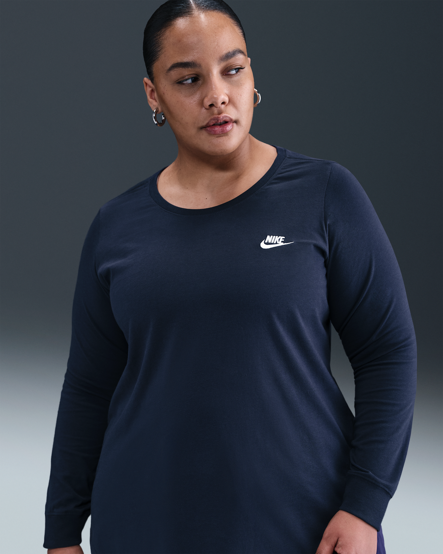 Playera de manga larga para mujer (talla grande) Nike Sportswear Club - Obsidiana