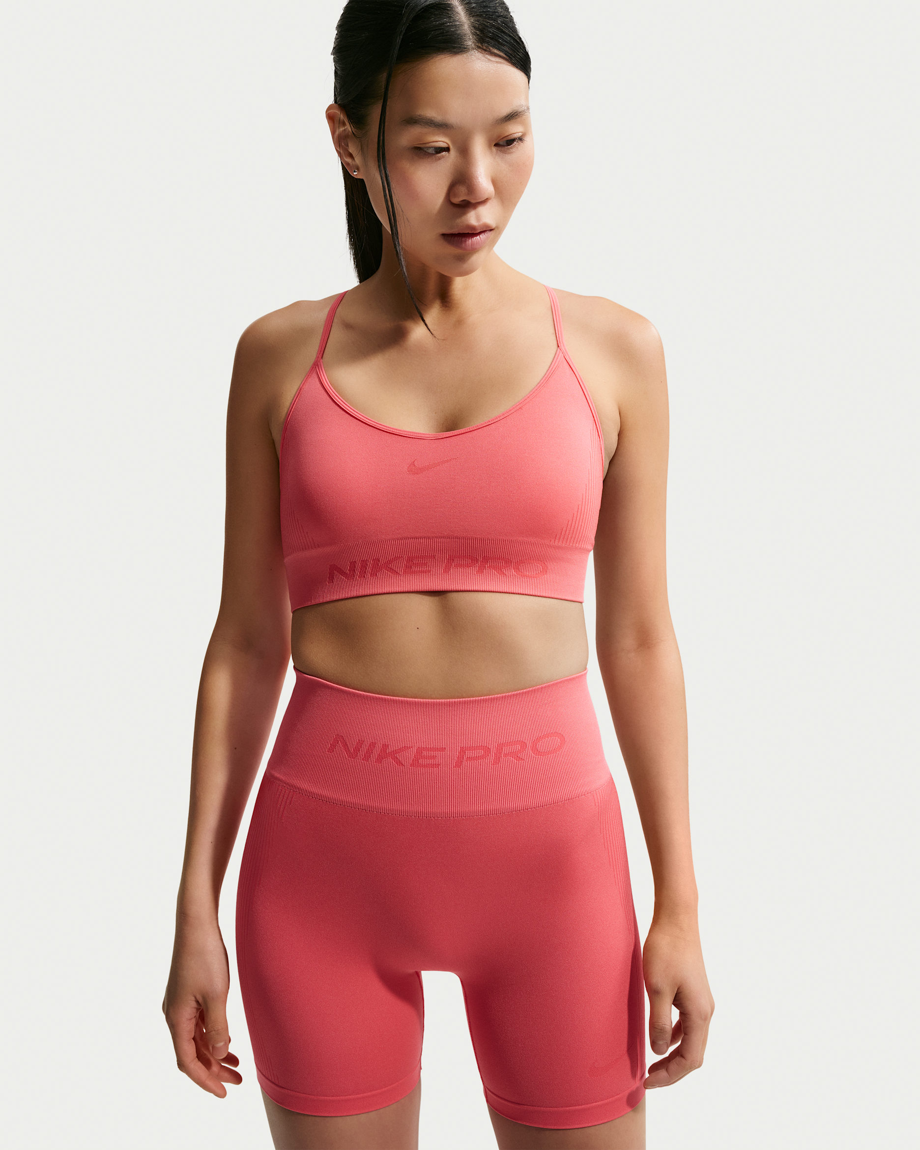 나이키 프로 심리스 여성 라이트 서포트 패드 스포츠 브라 - 씨 코랄