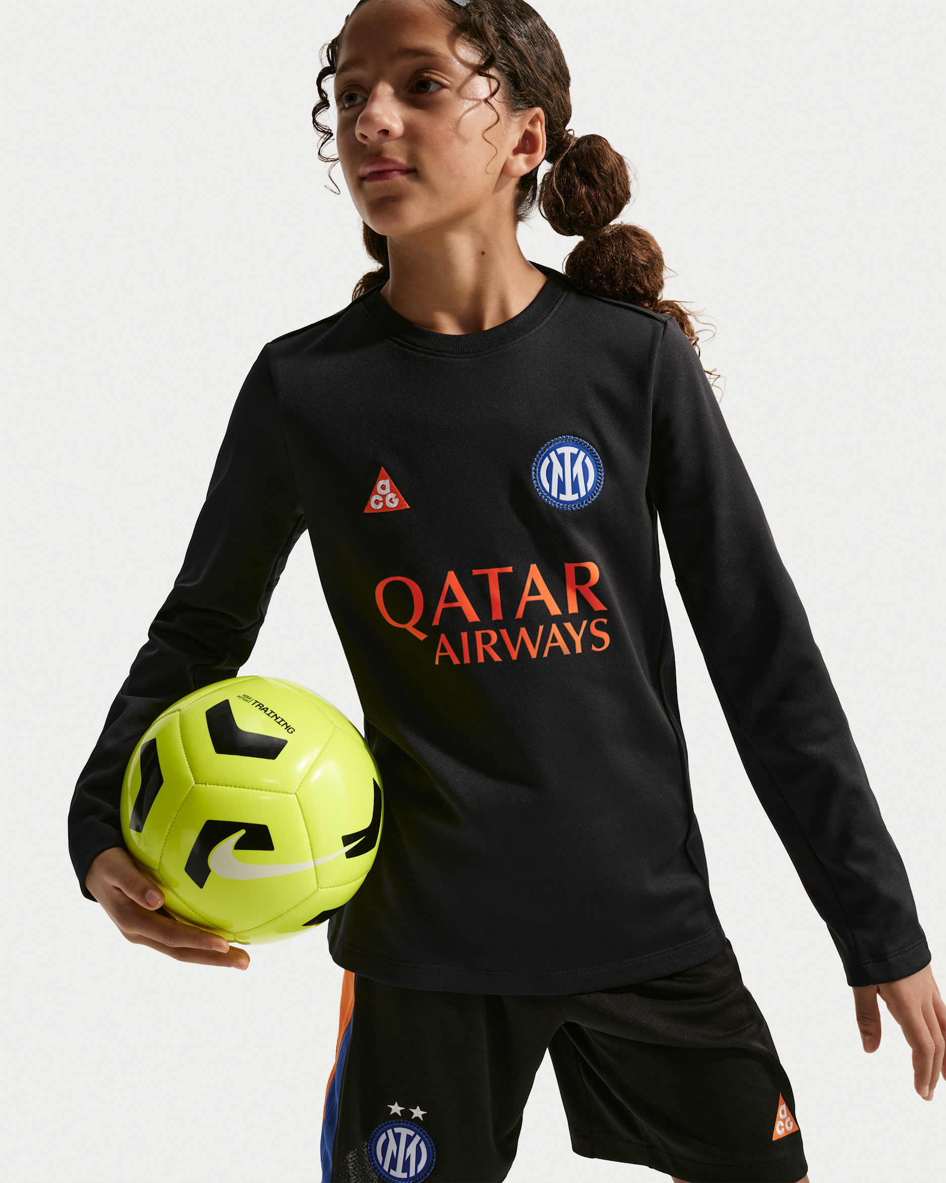 Inter Milan Academy Pro SE Older Kids' Nike ACG Dri-FIT Football Long-Sleeve Pre-Match Top - Black/Safety Orange
