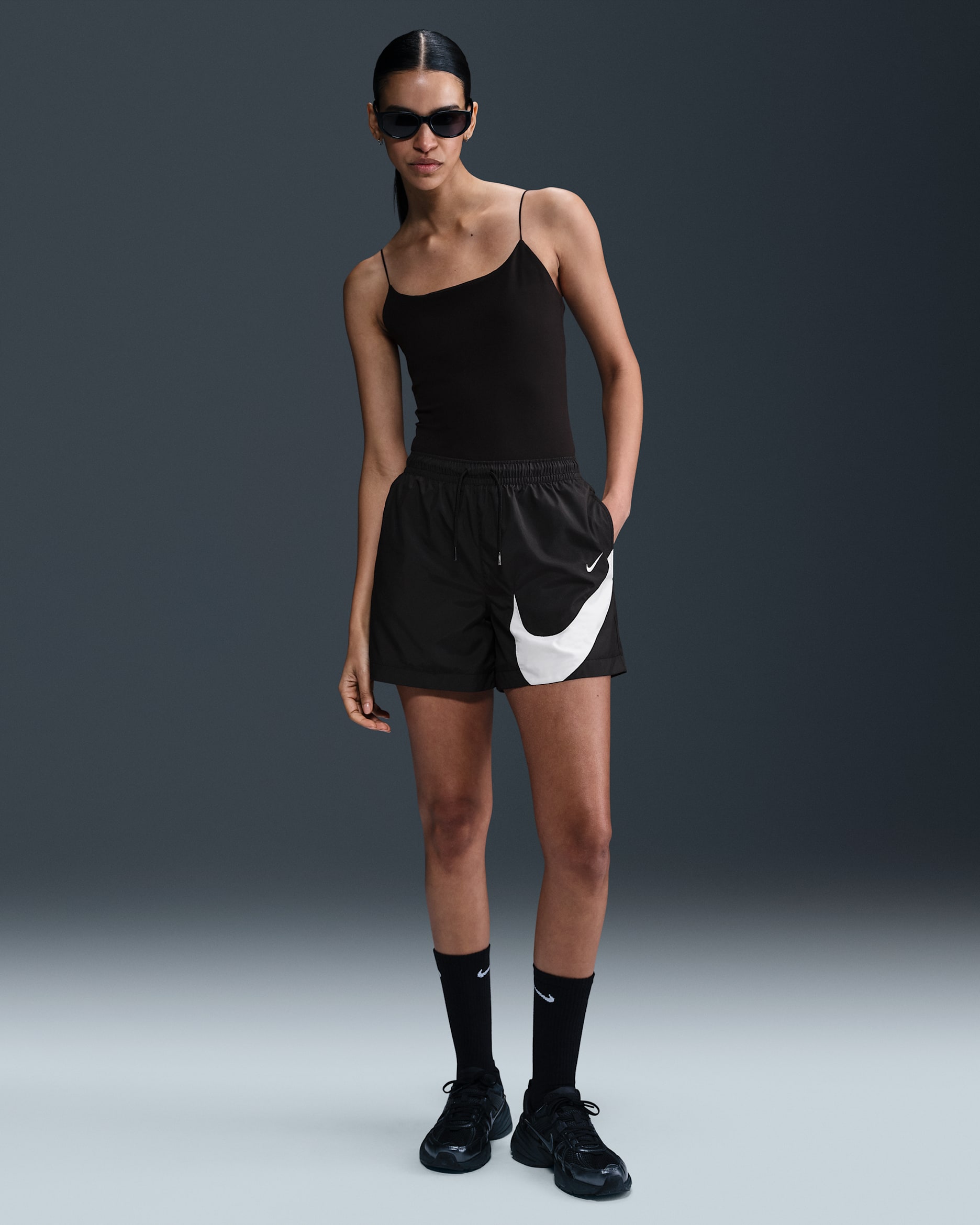 Shorts de tejido Woven de tiro medio de 13 cm con logotipo para mujer Nike Sportswear Classic - Negro/Blanco