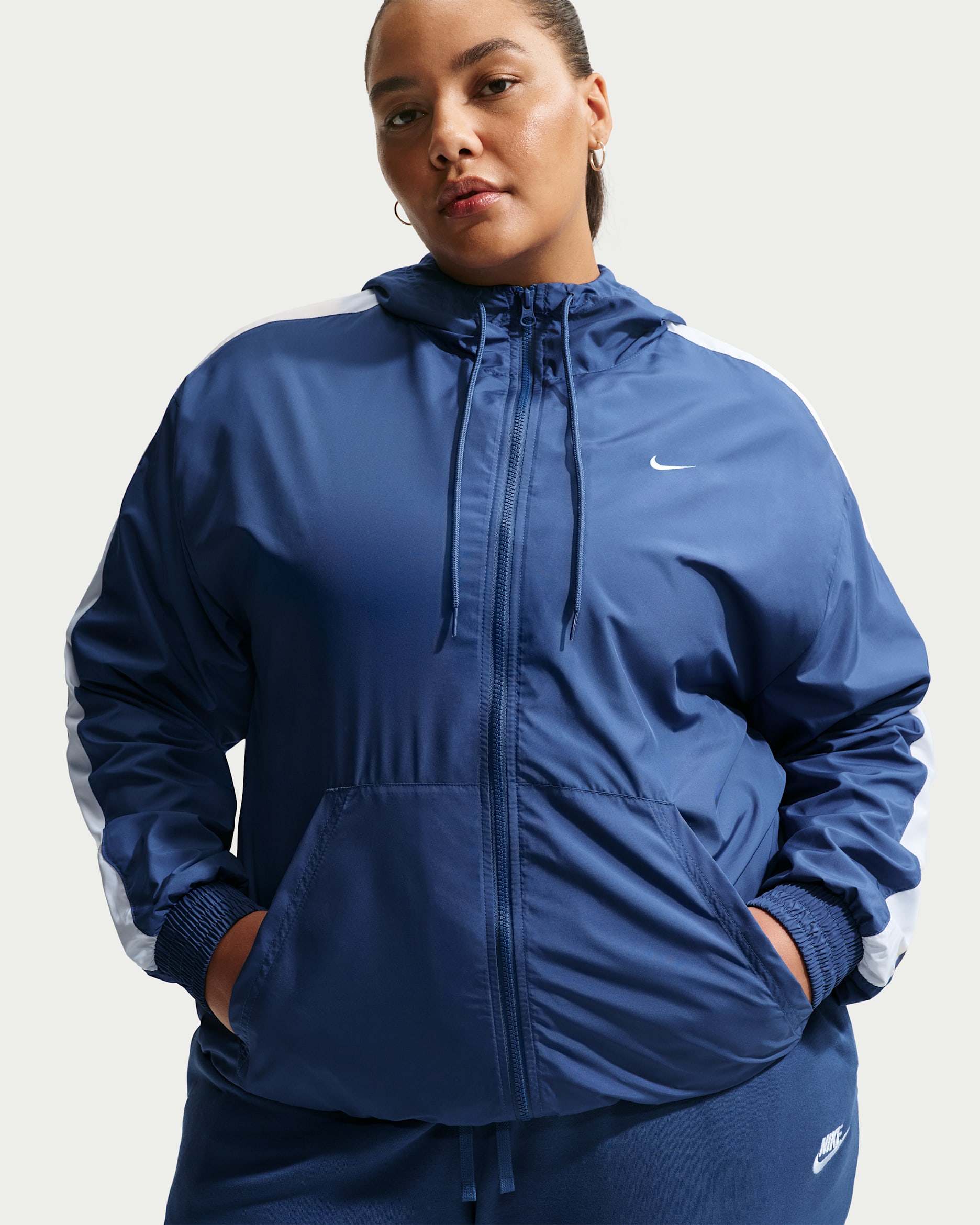 Chamarra con gorro holgada para mujer talla grande UV Nike Sportswear Classic Wovens - Azul marino místico/Blanco/Vela