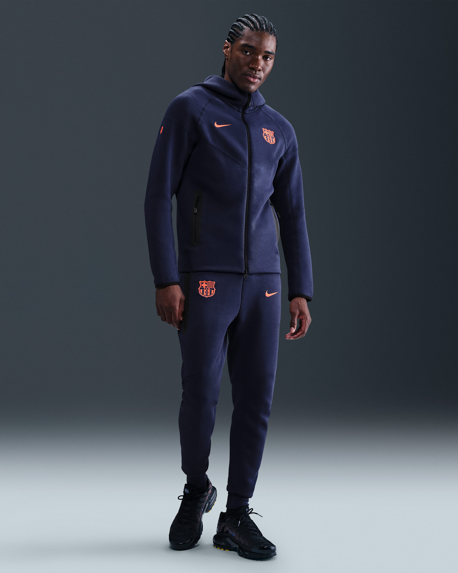 FC Barcelona Tech Nike Total 90 Fleece-Fußballjogger (Herren) - Midnight Navy/Bright Mango