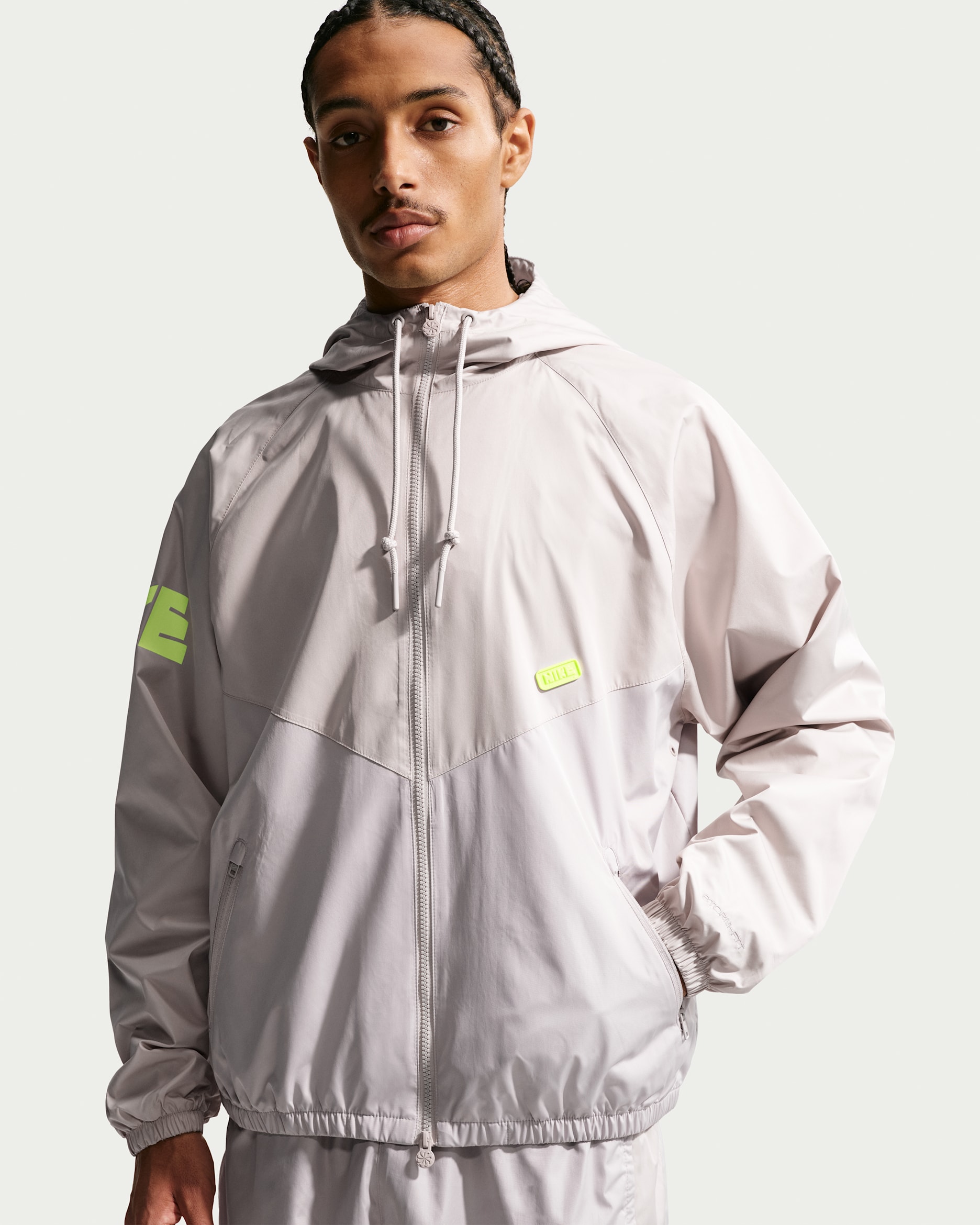 Pánská tkaná bunda Nike Windrunner s grafickým motivem - Cream II/Moon Particle/Volt