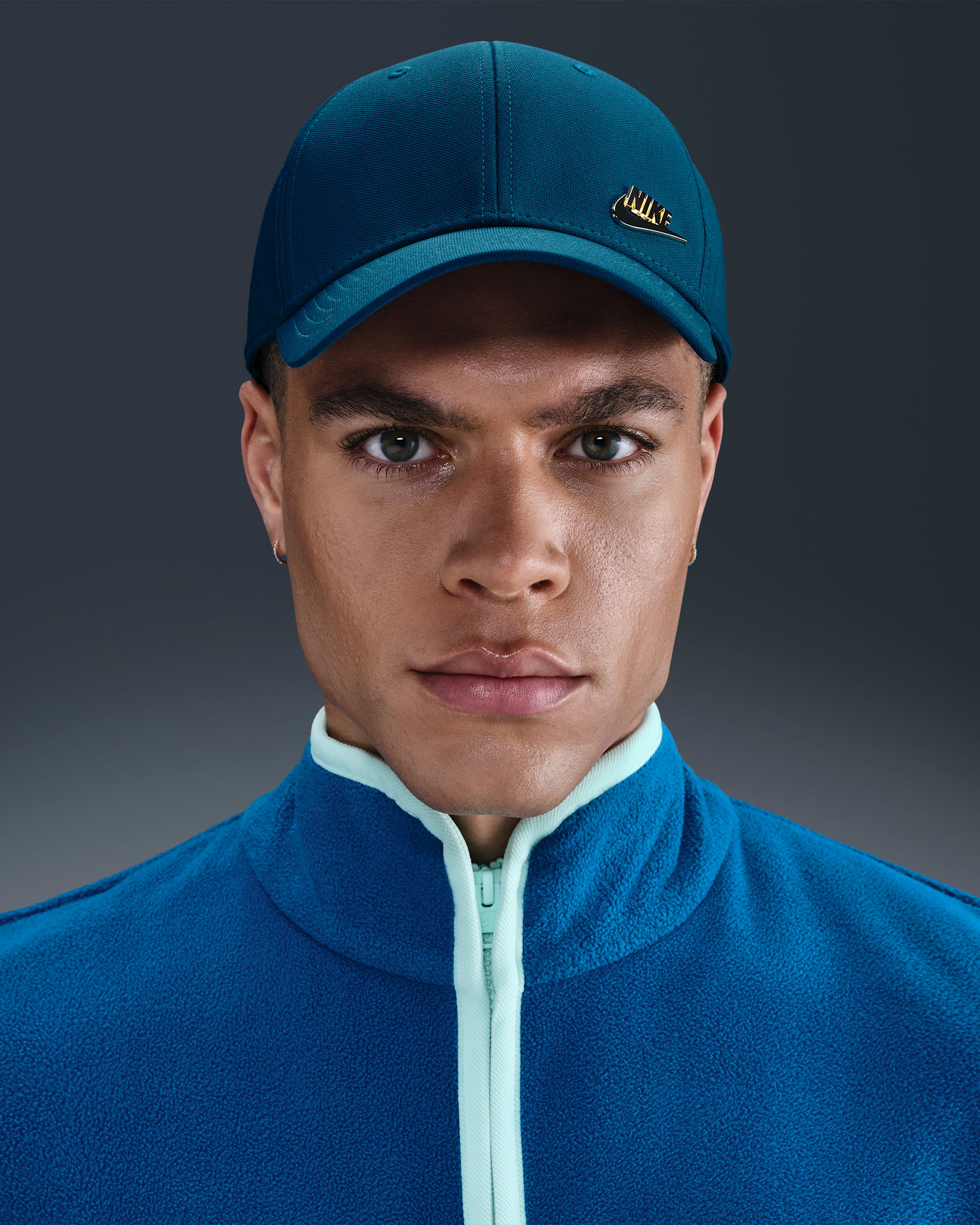 Gorra con logotipo de metal y estructura Nike Dri-FIT Club - Azul fuerza/Oro metalizado