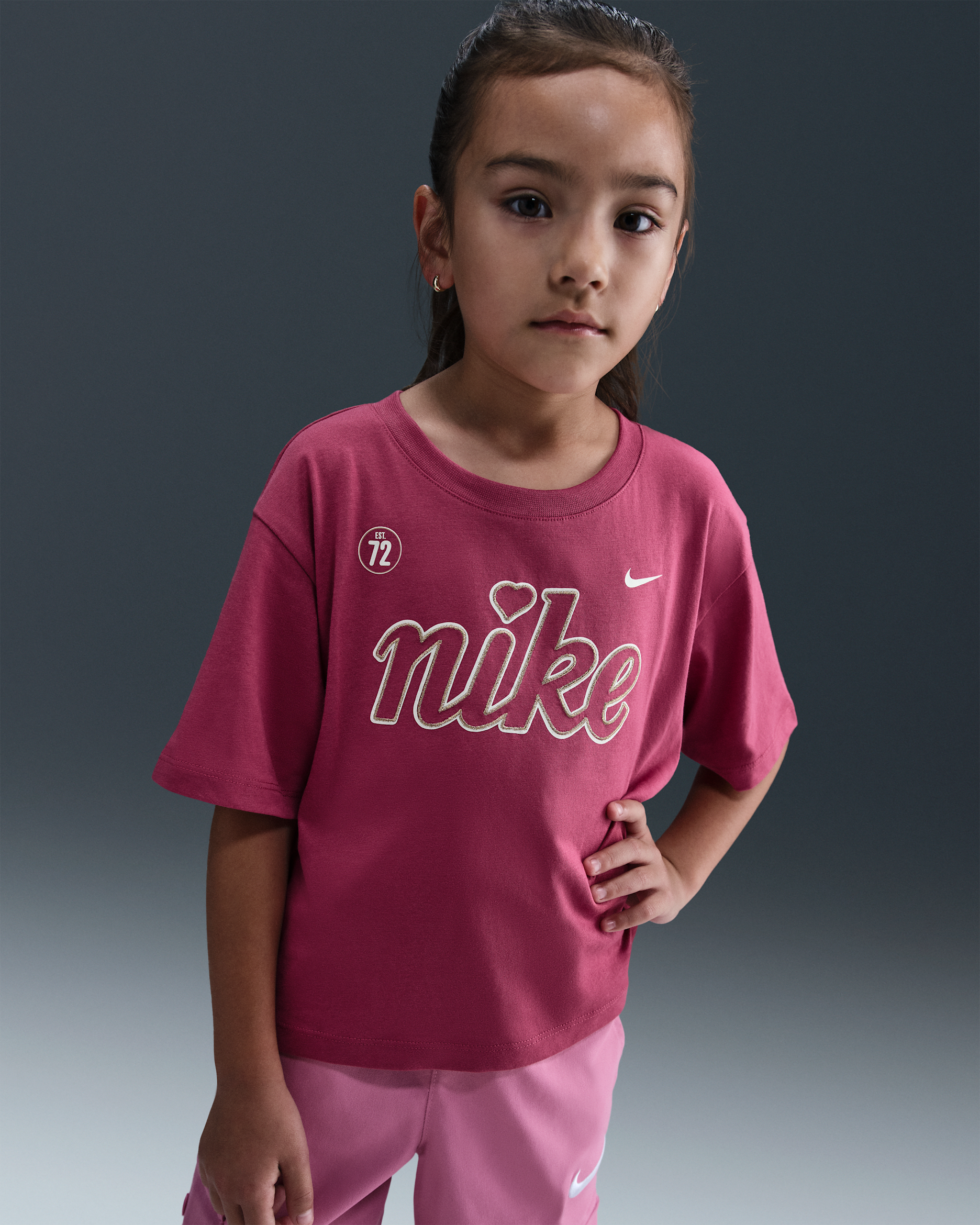 Playera para niños talla pequeña Nike Cozy - Remolacha dulce