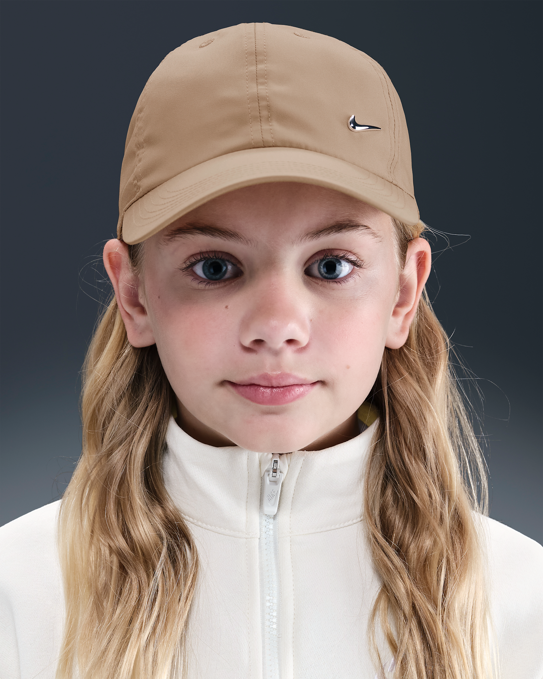 Cappello destrutturato con Swoosh in metallo Nike Dri-FIT Club – Bambini - Hemp/Argento metallizzato