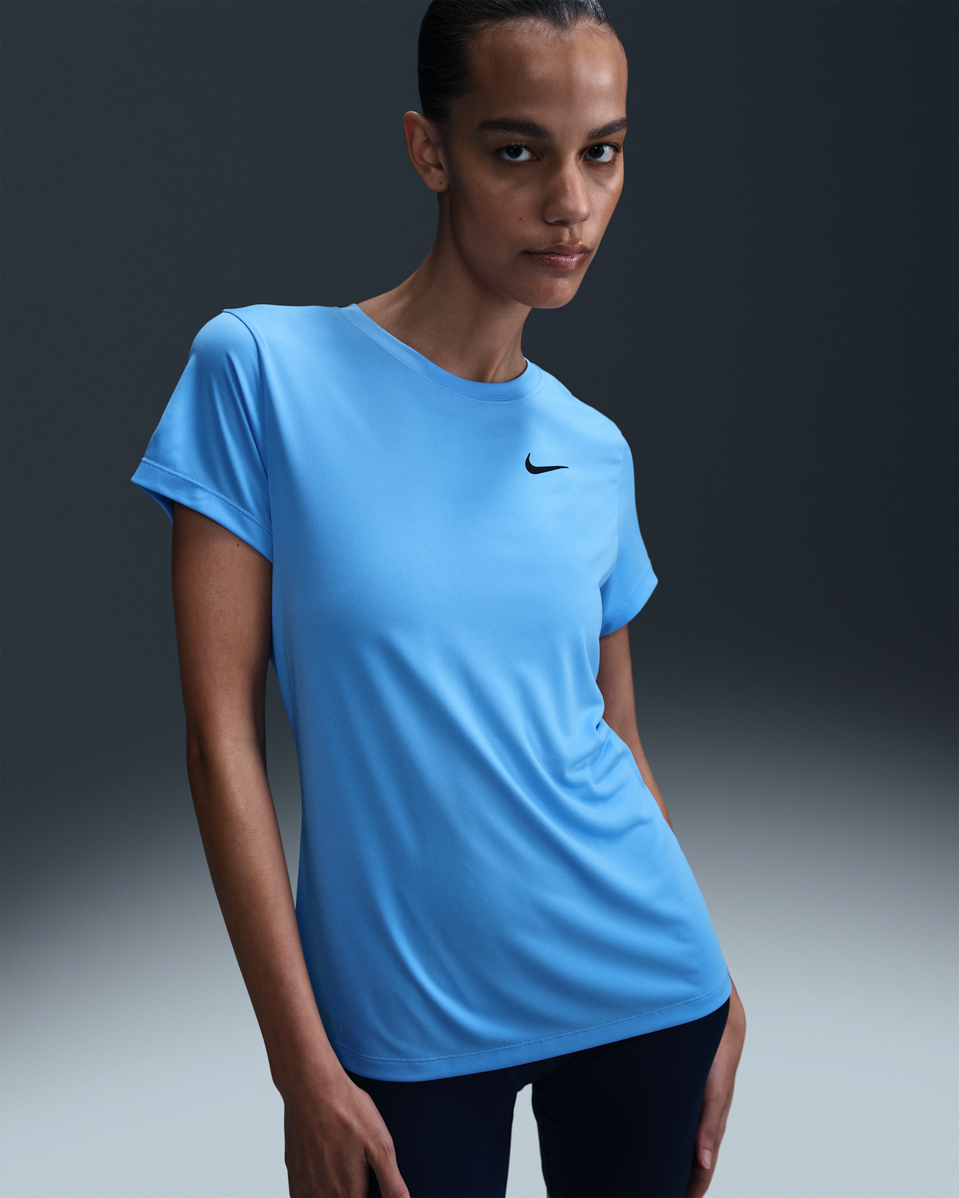 Camiseta Hydroguard de manga corta para mujer Nike Dri-FIT Essential - Azul universitario/Negro