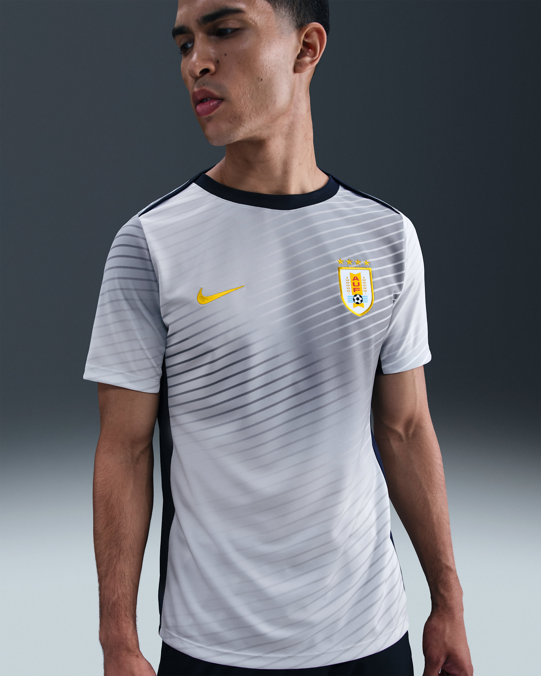 Playera de fútbol de manga corta Nike Dri-FIT para antes del partido para hombre Uruguay Academy Pro - Blanco/Gris niebla/Obsidiana oscuro/Plomo dorado