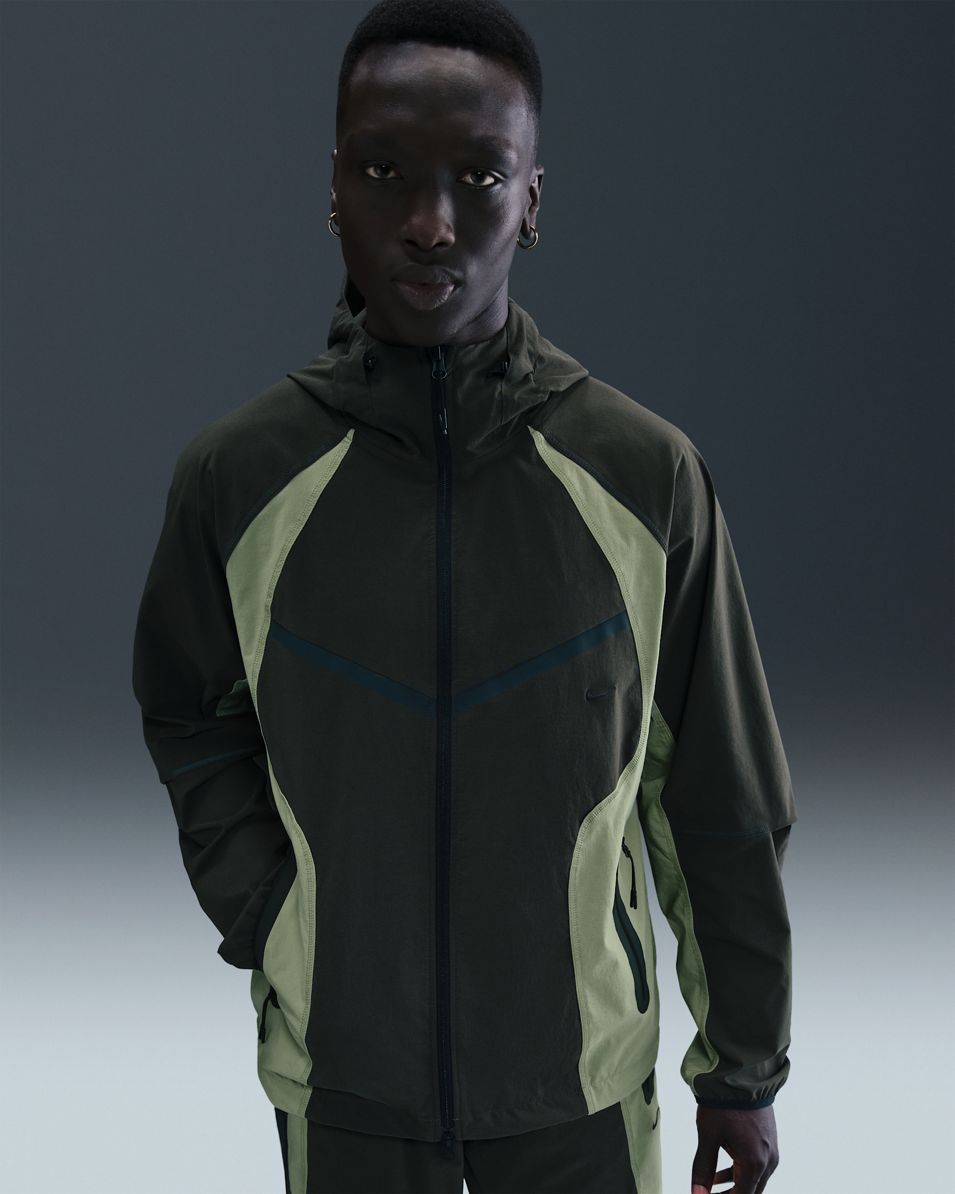 Chamarra Windrunner de tejido Woven Dri-FIT de colores contrastantes holgada para hombre Nike Tech - Secuoya/Verde aceite/Negro