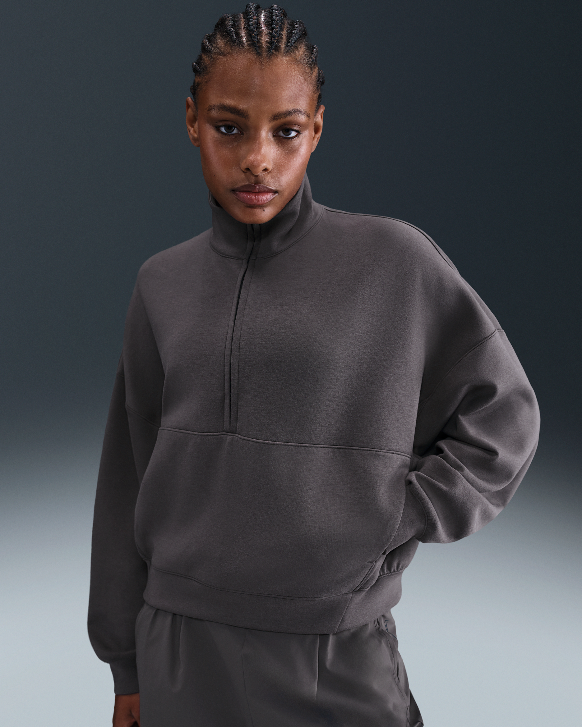 Nike 24.7 ImpossiblySoft Dri-FIT ekstra stor overdel med halv glidelås til dame - Thunder Grey/Dark Shadow