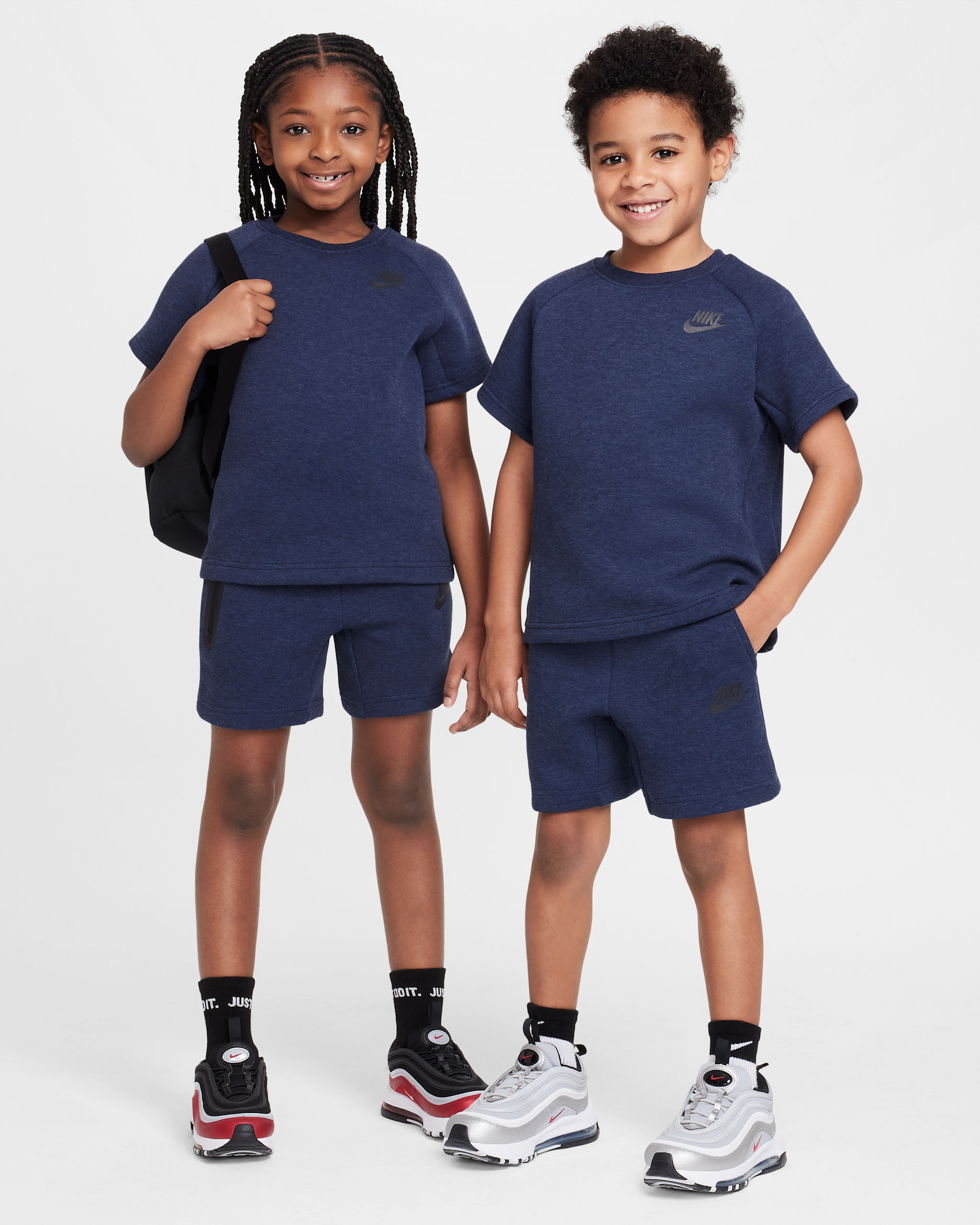 Conjunto de playera y shorts de Tech Fleece para niños talla pequeña Nike - Obsidiana jaspeado