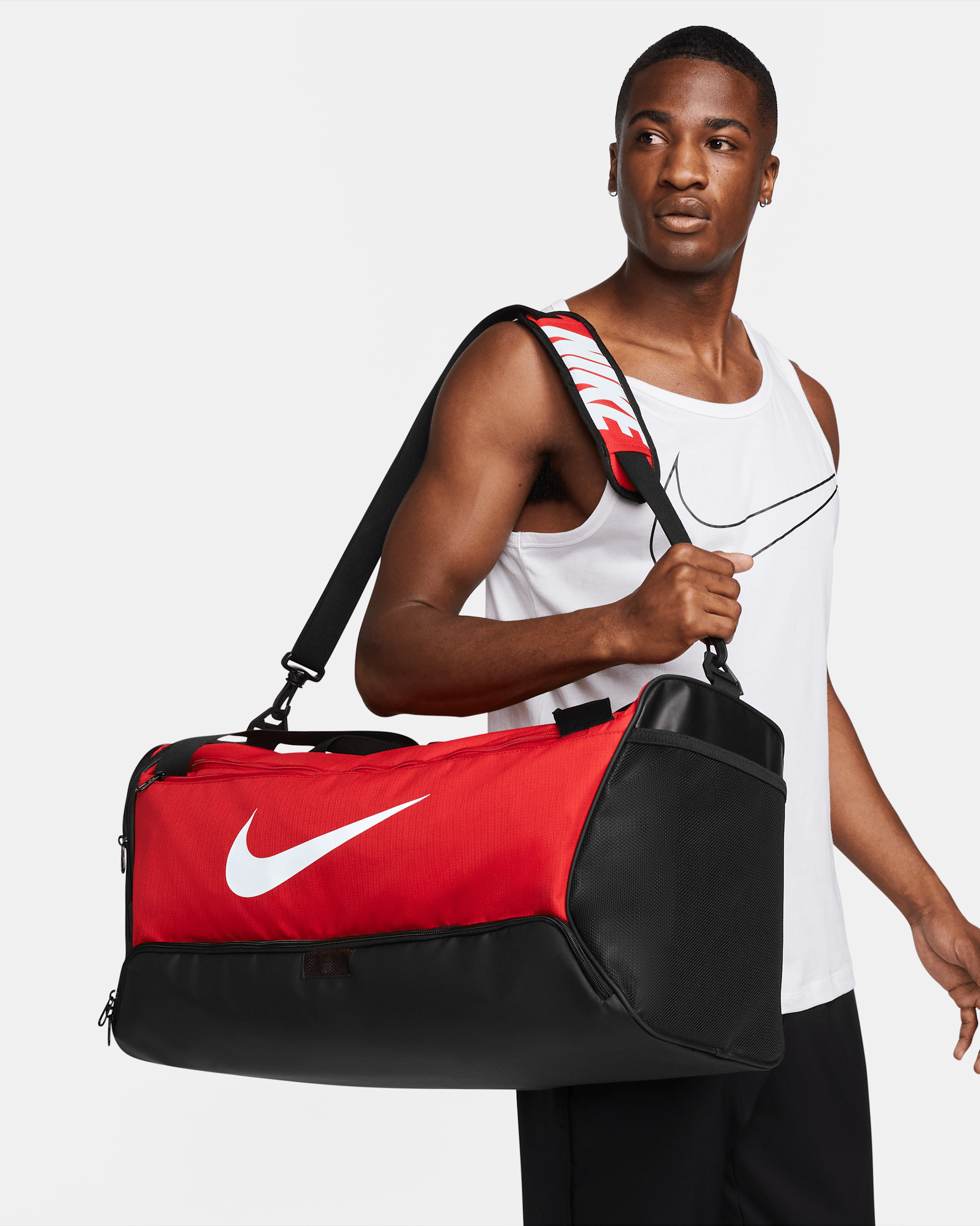 Τσάντα γυμναστηρίου για προπόνηση Nike Brasilia 9.5 (μέγεθος Medium, 60 L) - University Red/Μαύρο/Λευκό