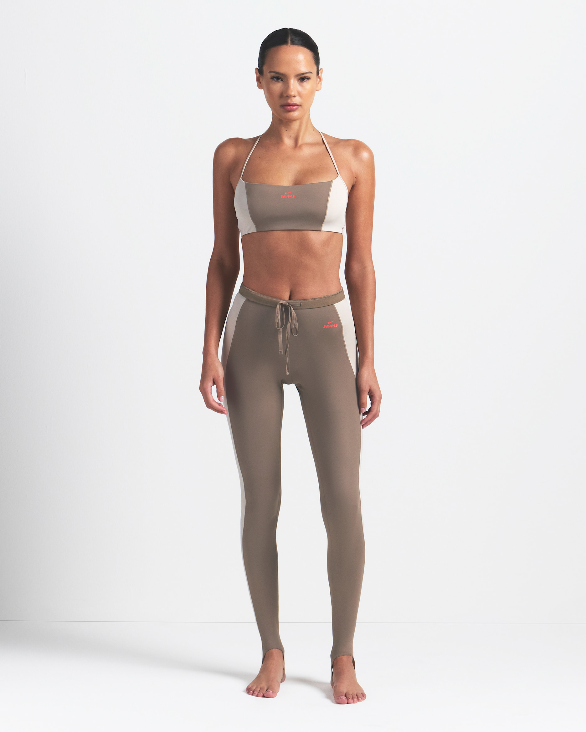 NikeSKIMS Shine Women's High-Waisted 26" Stirrup Leggings with Drawcord - NSKM TRUFFLE/NSKM STONE