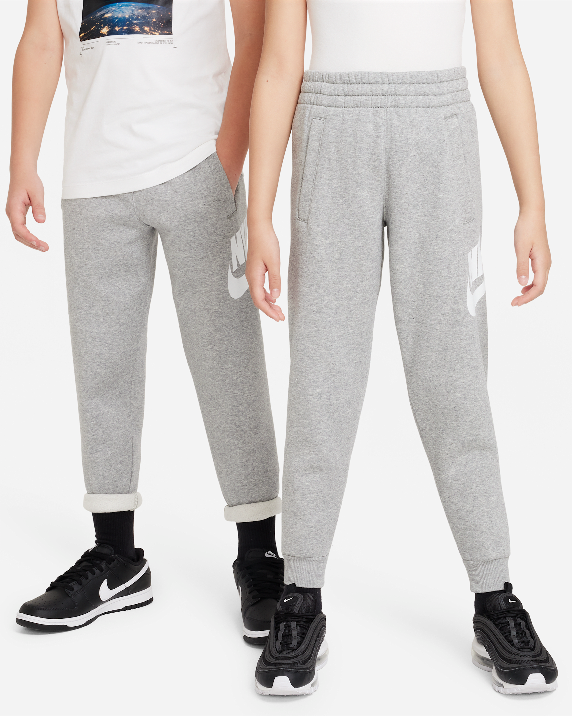 Joggers para niños talla grande Nike Club Fleece - Gris oscuro jaspeado/Gris básico/Blanco