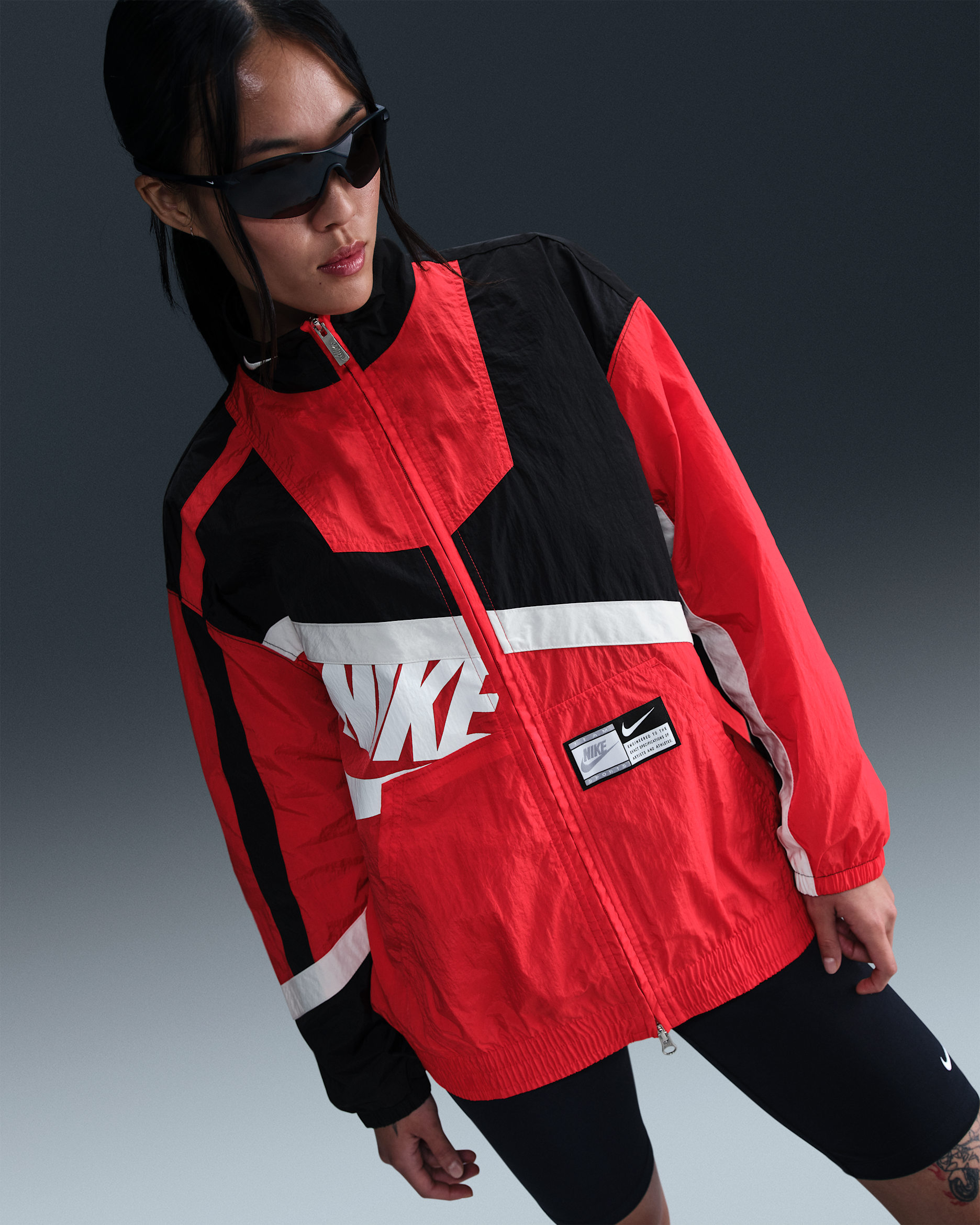 ナイキ スポーツウェア ウィメンズ オーバーサイズド ウーブン ジャケット - ユニバーシティレッド/ブラック/セイル/セイル