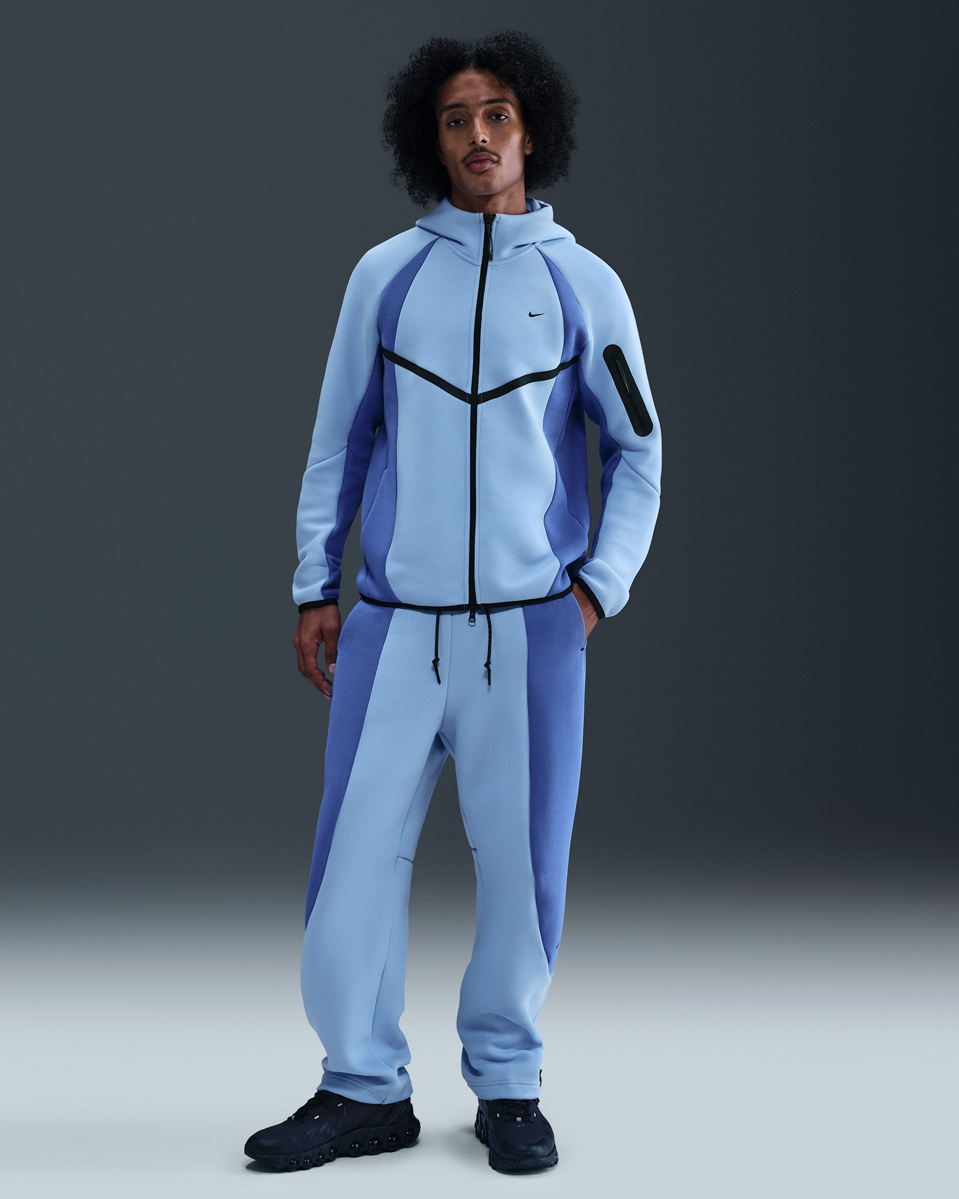 Nike Tech Fleece-Hose mit offenem Saum und Farbblock-Design (Herren) - Aluminum/Comet Blue/Schwarz