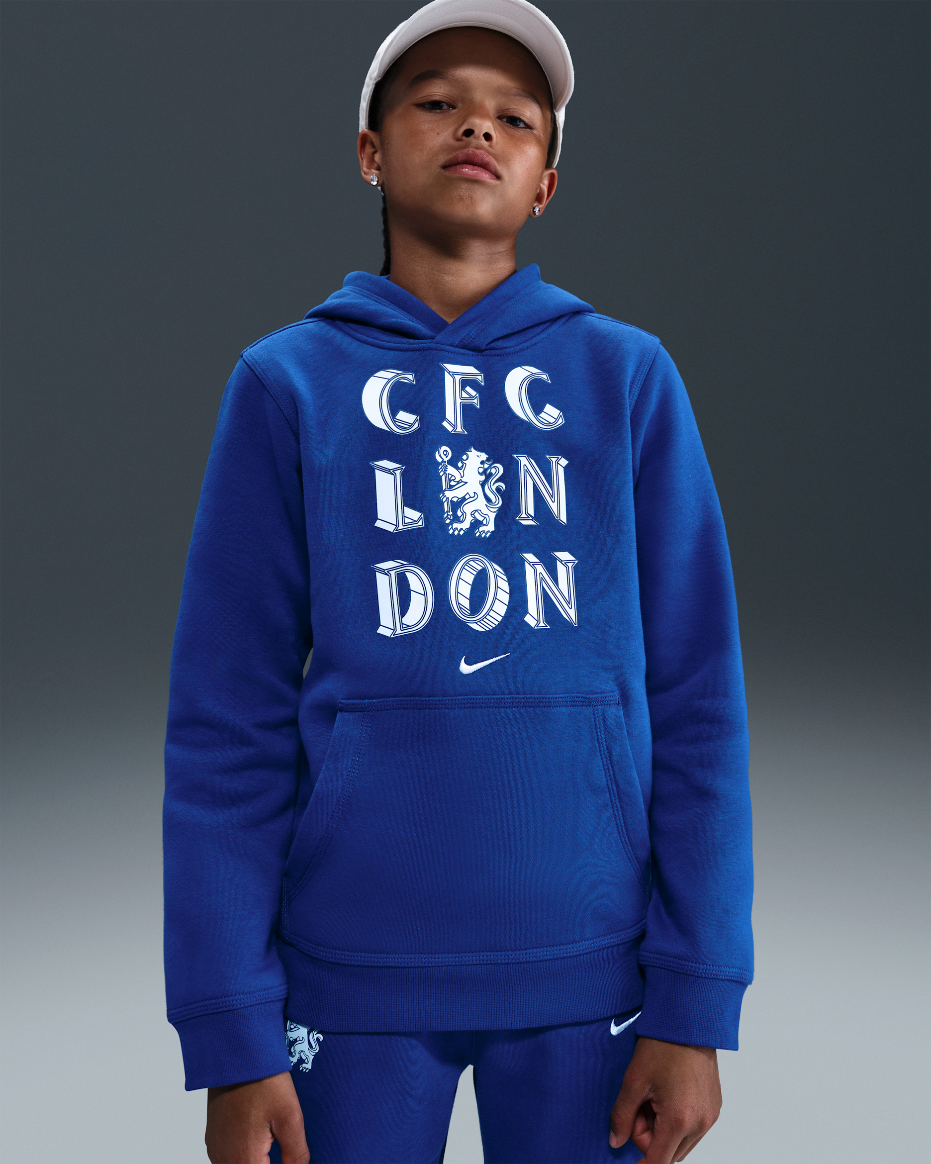 Chelsea F.C. Club Older Kids' (Boys') Nike Football Pullover Hoodie - Rush Blue/White