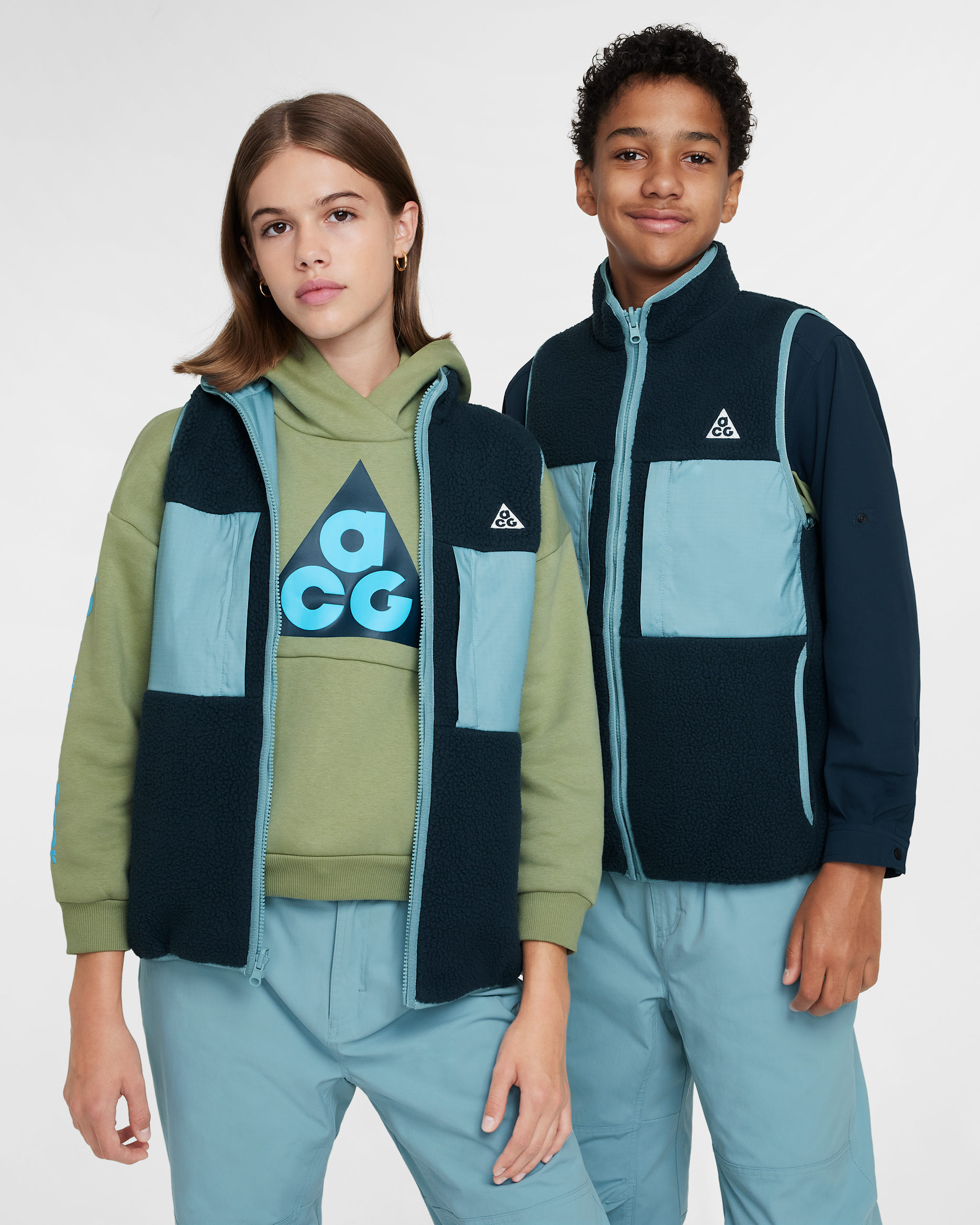 新品未使用タグ付き！NIKE ナイキ　ボアリバーシブルベスト ナイキ フリースベスト（素材（生地・毛糸）ポリエステル