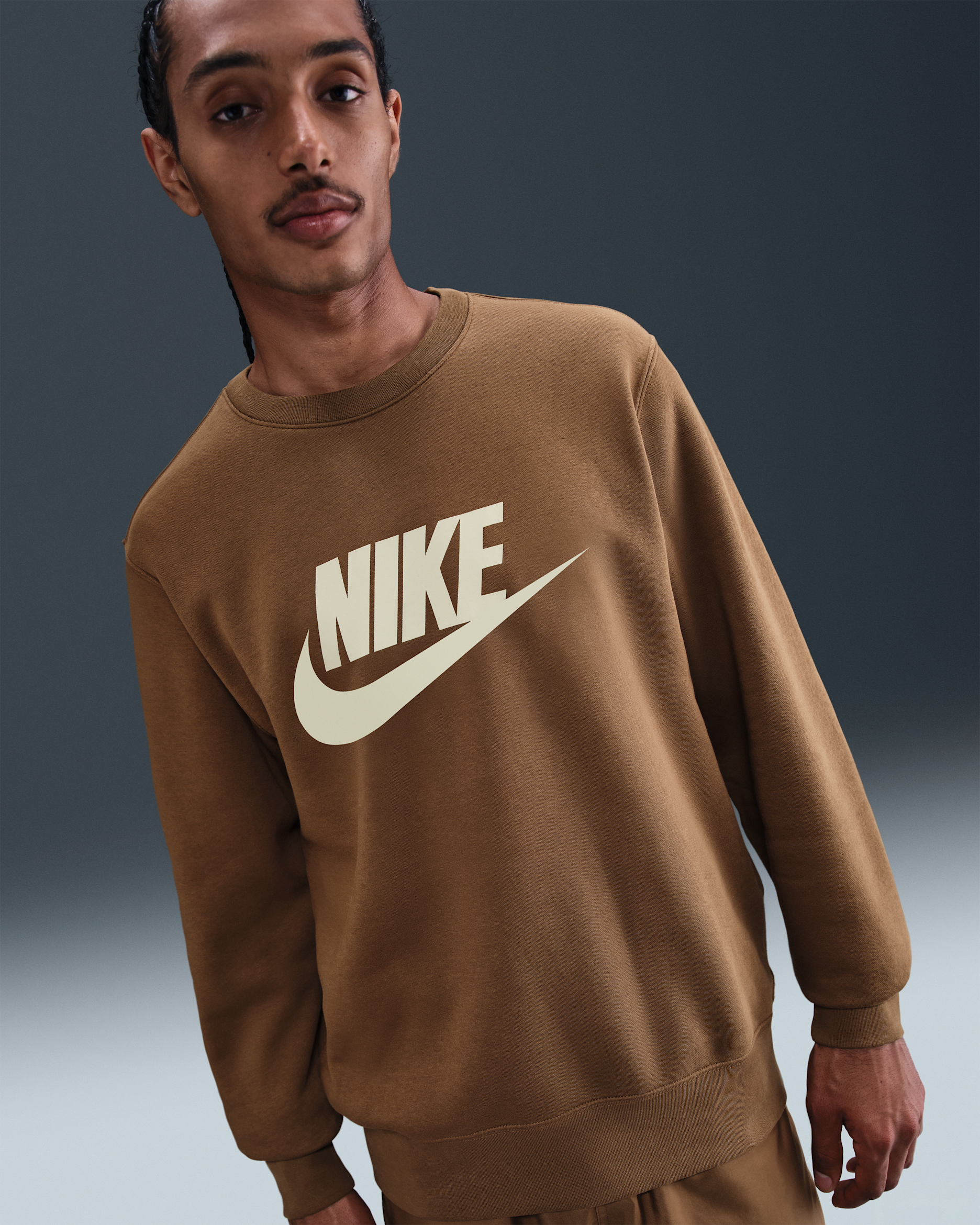 Sudadera de cuello redondo de tejido Fleece con gráfico para hombre Nike Sportswear Club - Marrón musgo/Caqui claro