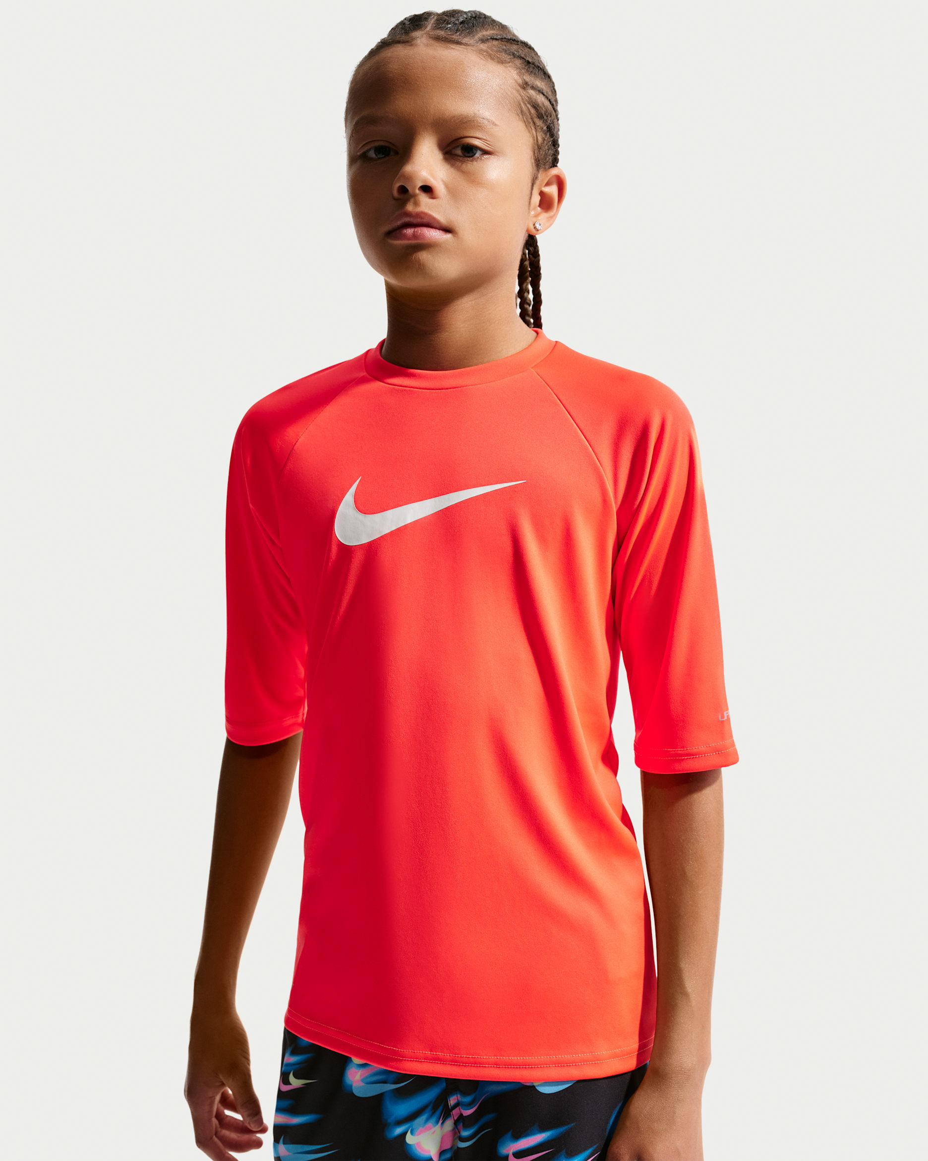 나이키 스윔 하이드로가드 에센셜 주니어(남아) 드라이 핏 UV 반팔 탑 - 브라이트 크림슨/브라이트 크림슨/화이트