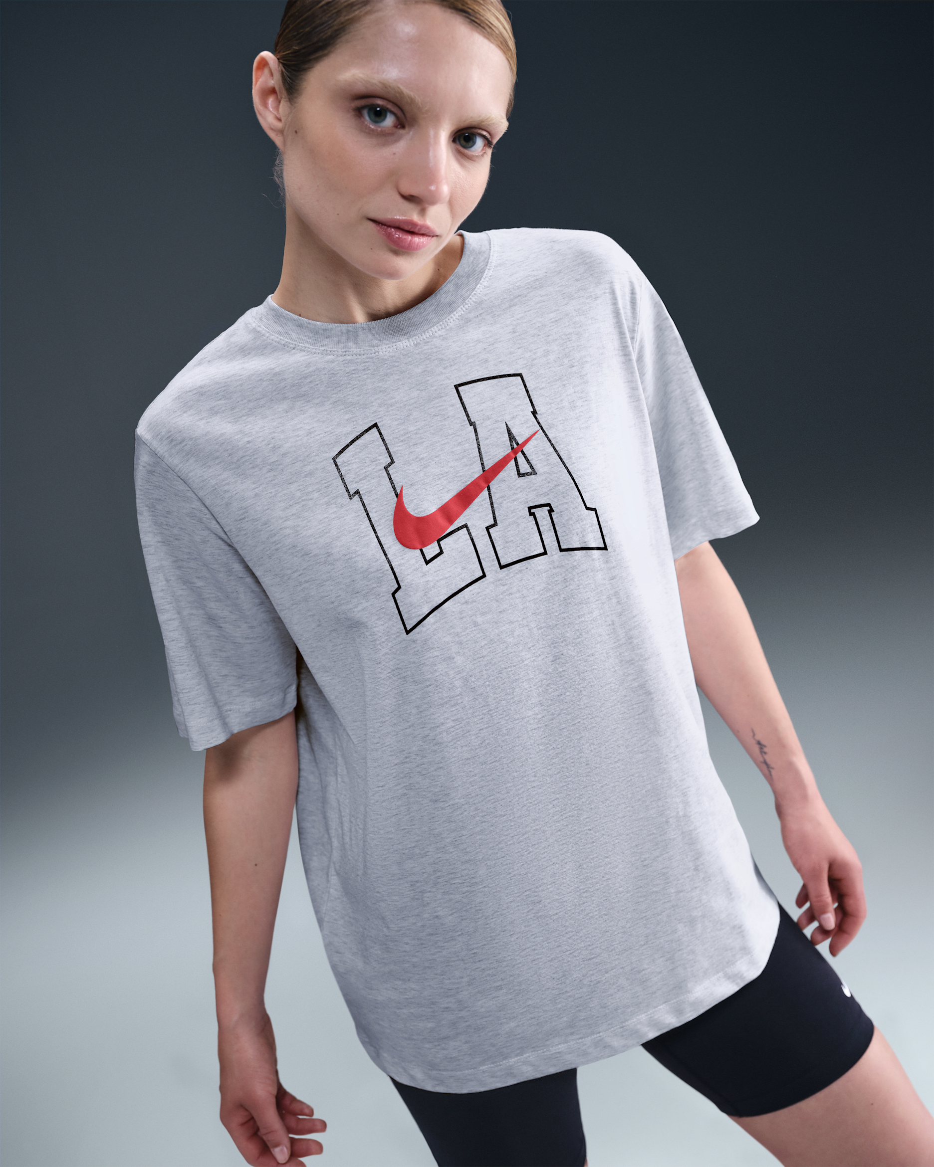 Nike Sportswear Essential Women's Graphic T-Shirt - Birch Heather/University Red