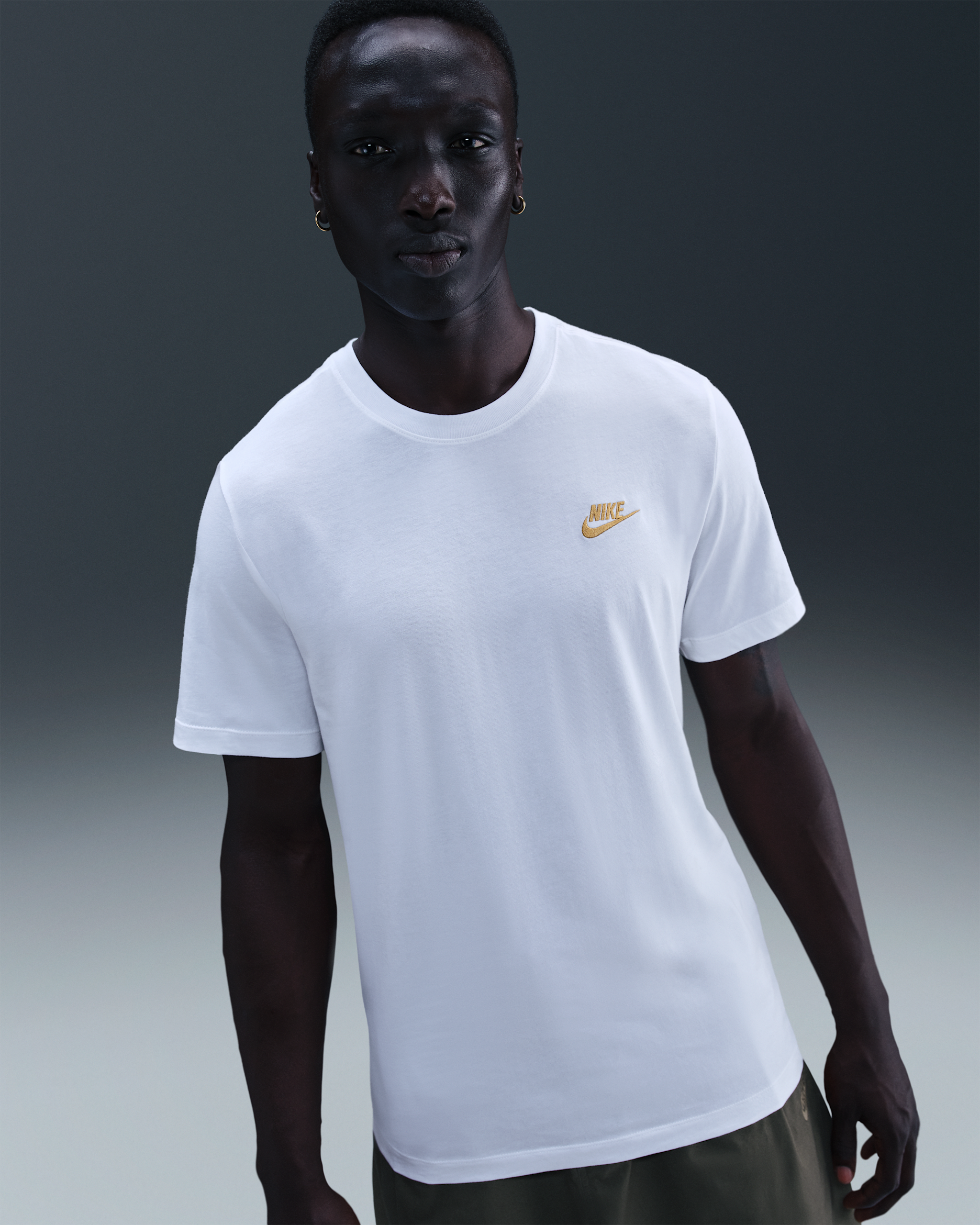 Nike Sportswear Club Erkek Tişörtü - Beyaz/Metallic Gold
