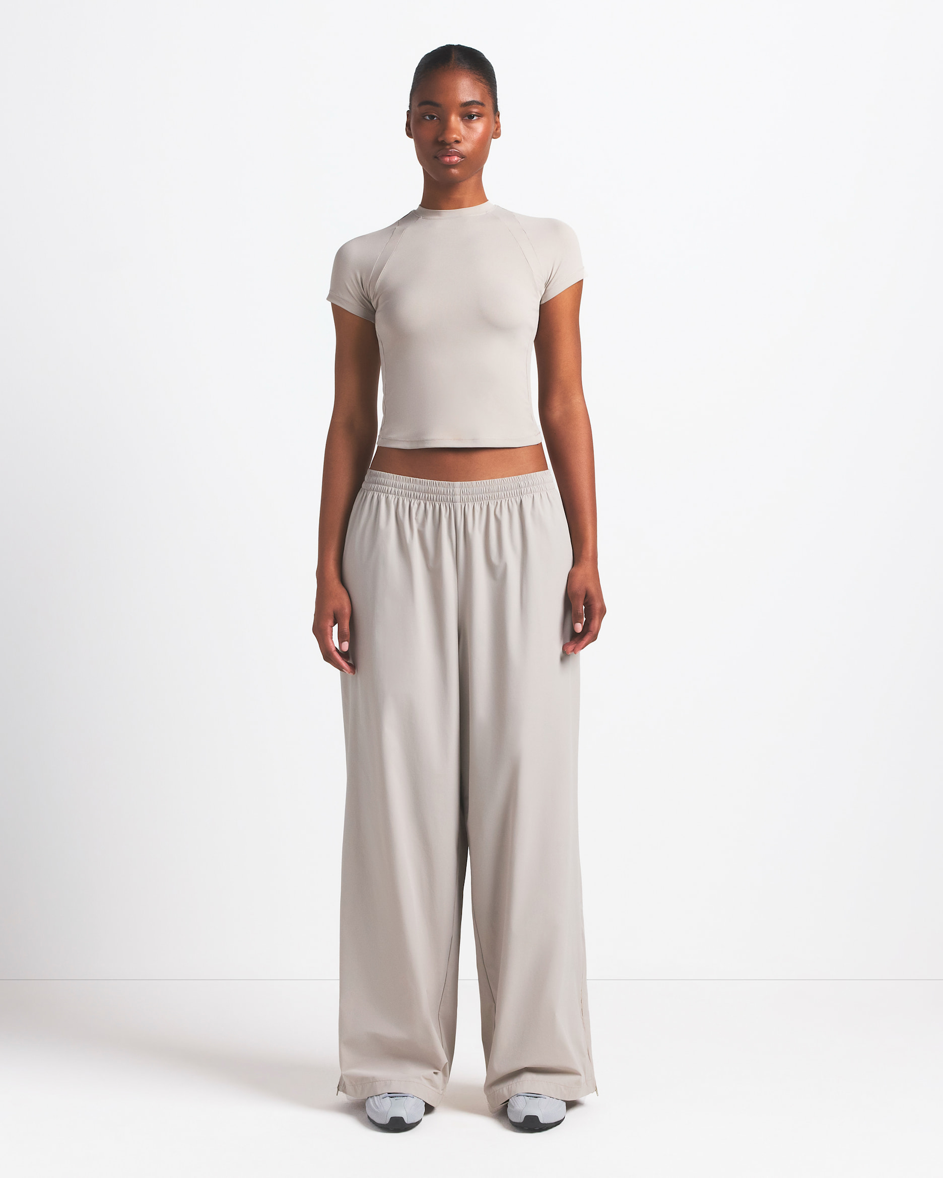 Pants deportivos oversized para mujer NikeSKIMS Woven Nylon - NSKM STONE