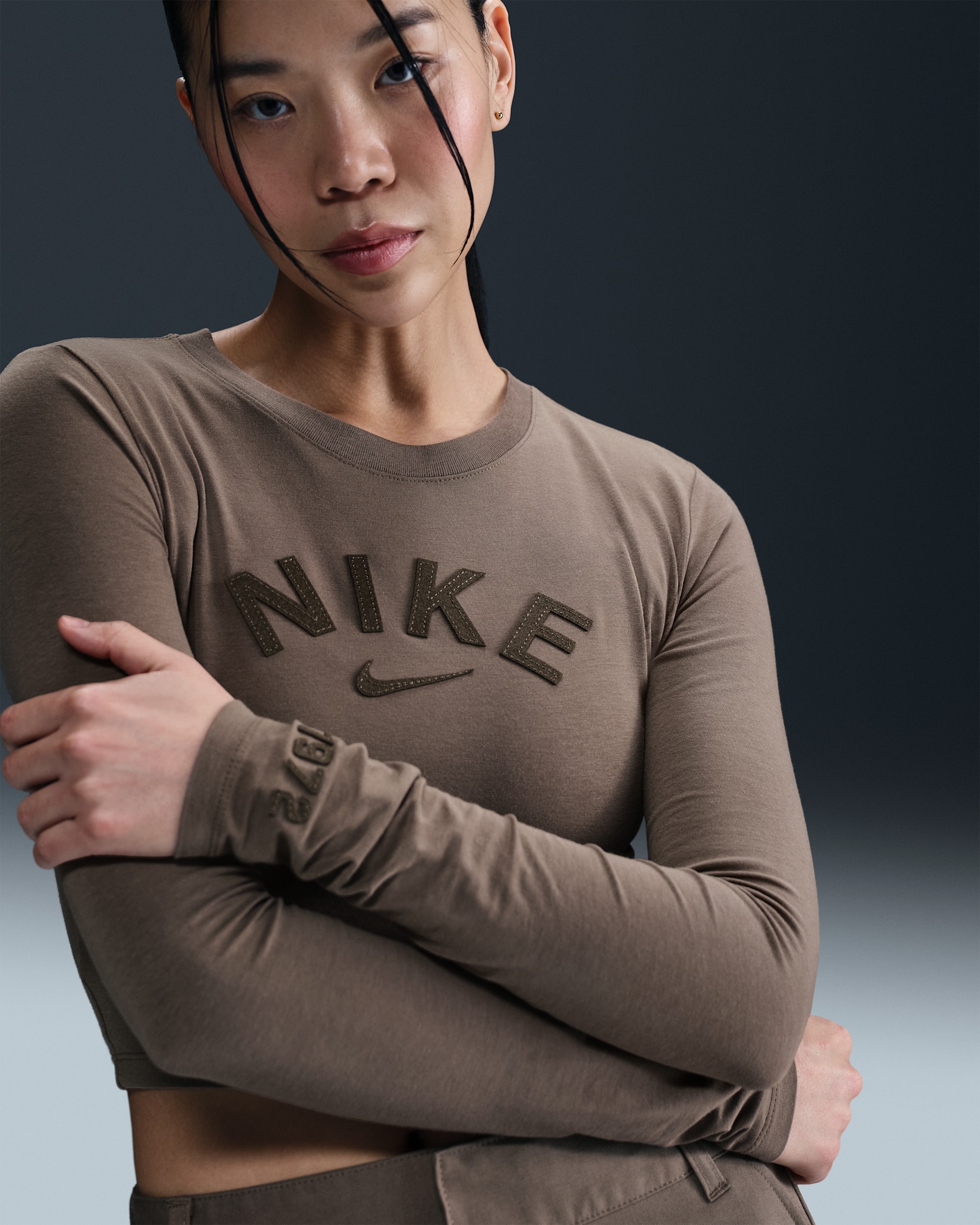 Playera slim cropped para mujer Nike Sportswear Chill Knit - Marrón visón