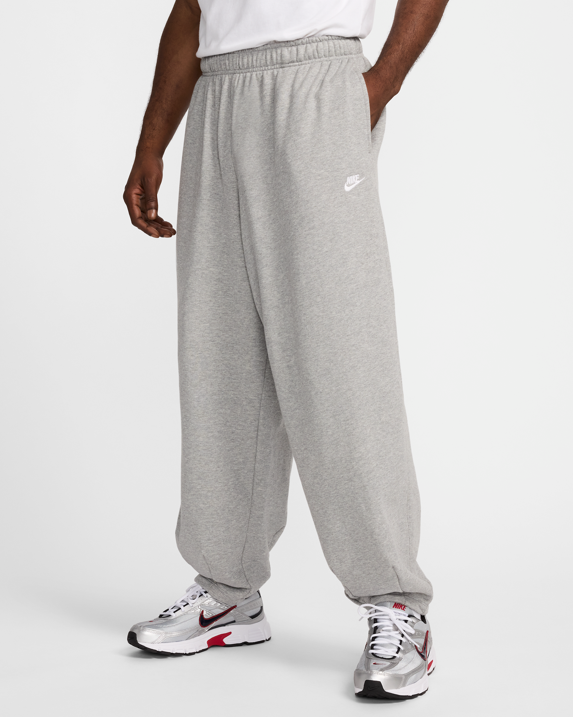Nike Club Fleece oversized herenbroek van sweatstof - Dark Grey Heather/Light Smoke Grey/Wit
