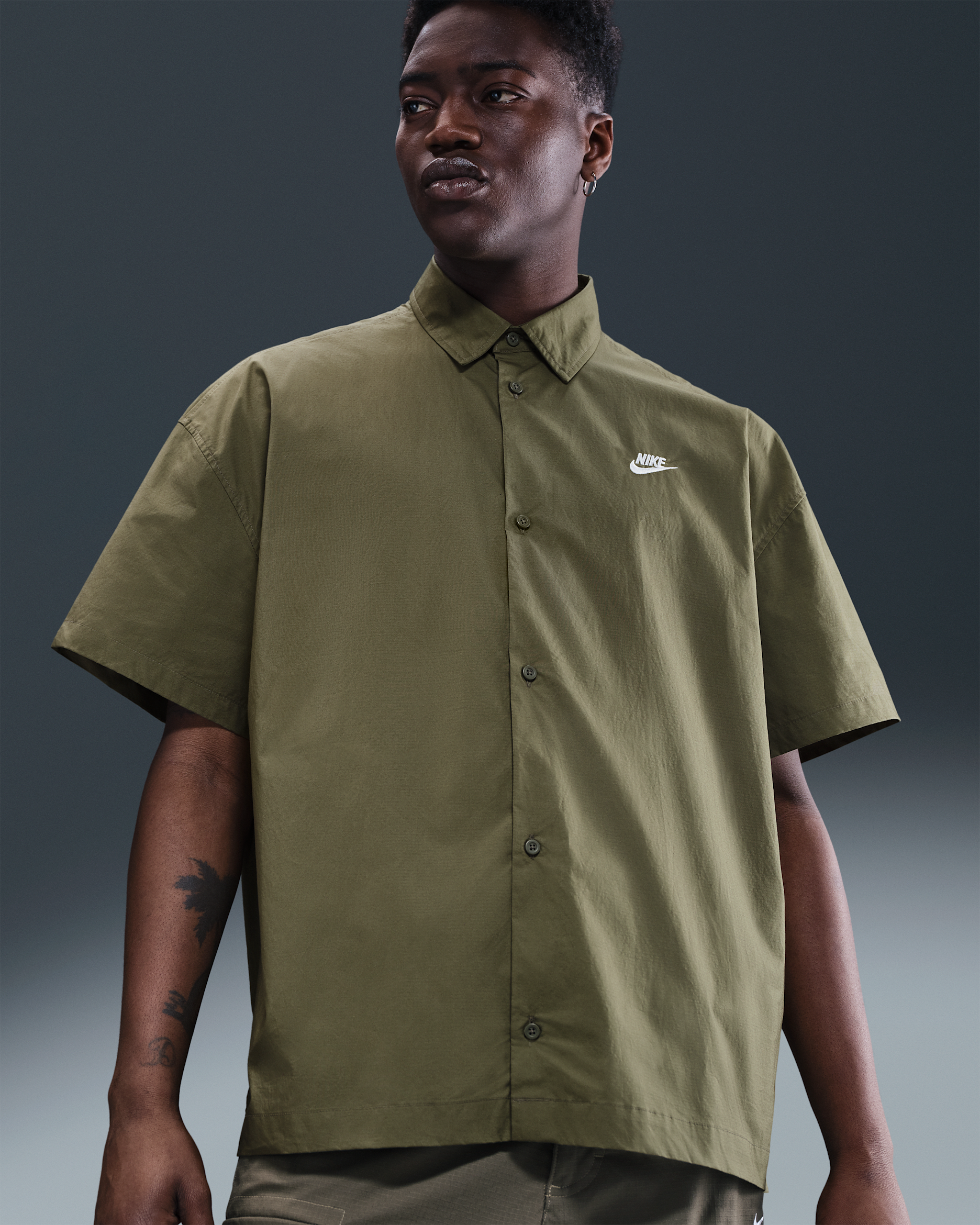 Nike Club overhemd met korte mouwen en knoopsluiting voor heren - Medium Olive/Wit