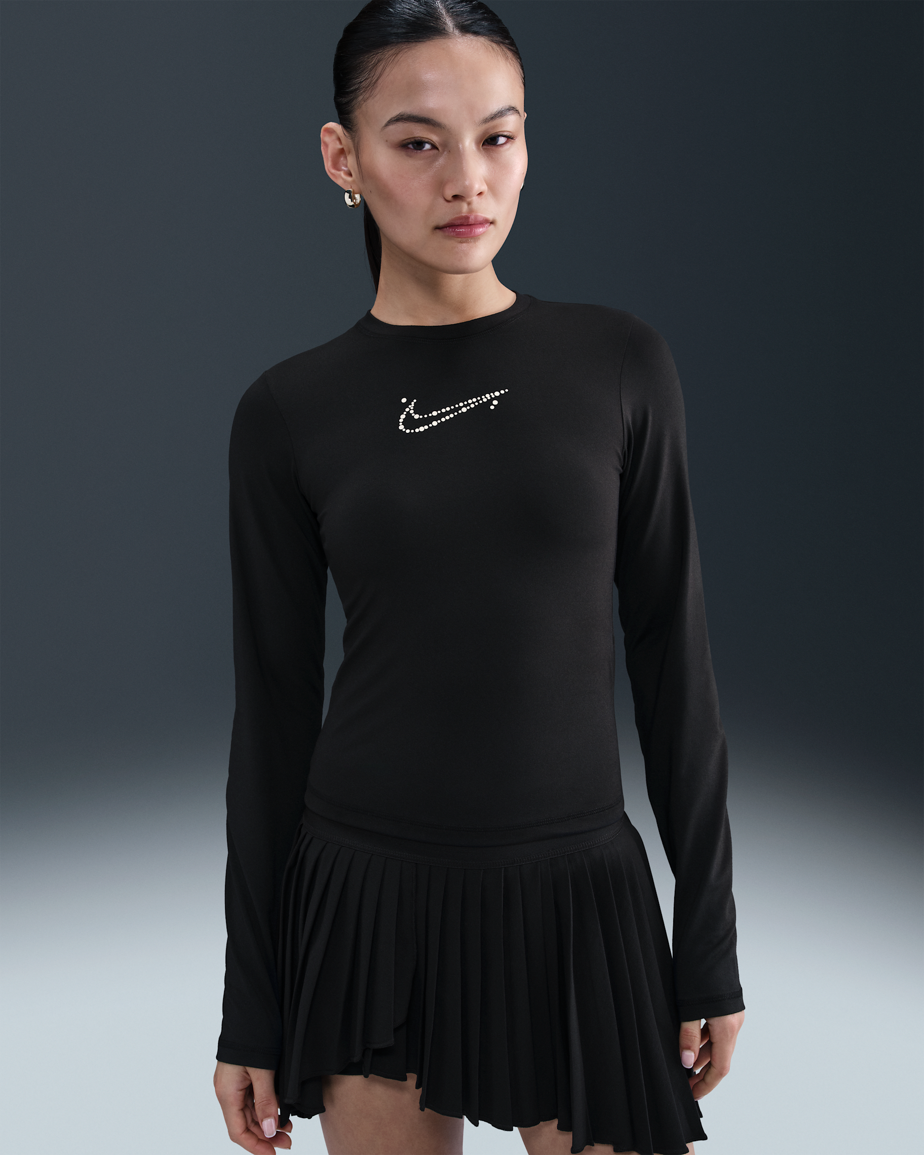 Skrócony damski T-shirt z długim rękawem o przylegającym kroju Nike Sportswear - Czerń