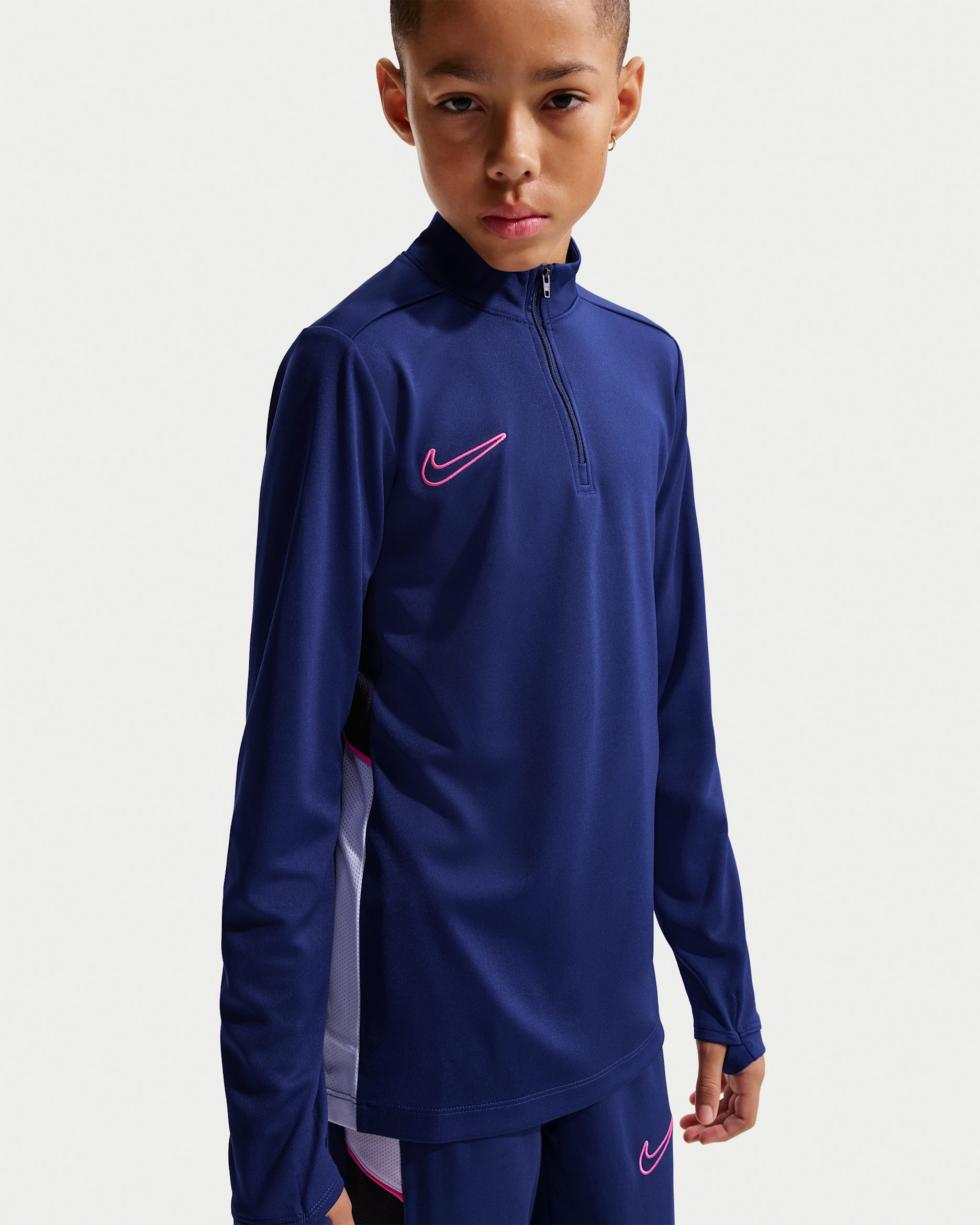 Camisola de treino de futebol de manga comprida com fecho a 1/4 Dri-FIT Nike Academy Júnior - Azul Void/Preto/Branco/Pinksicle