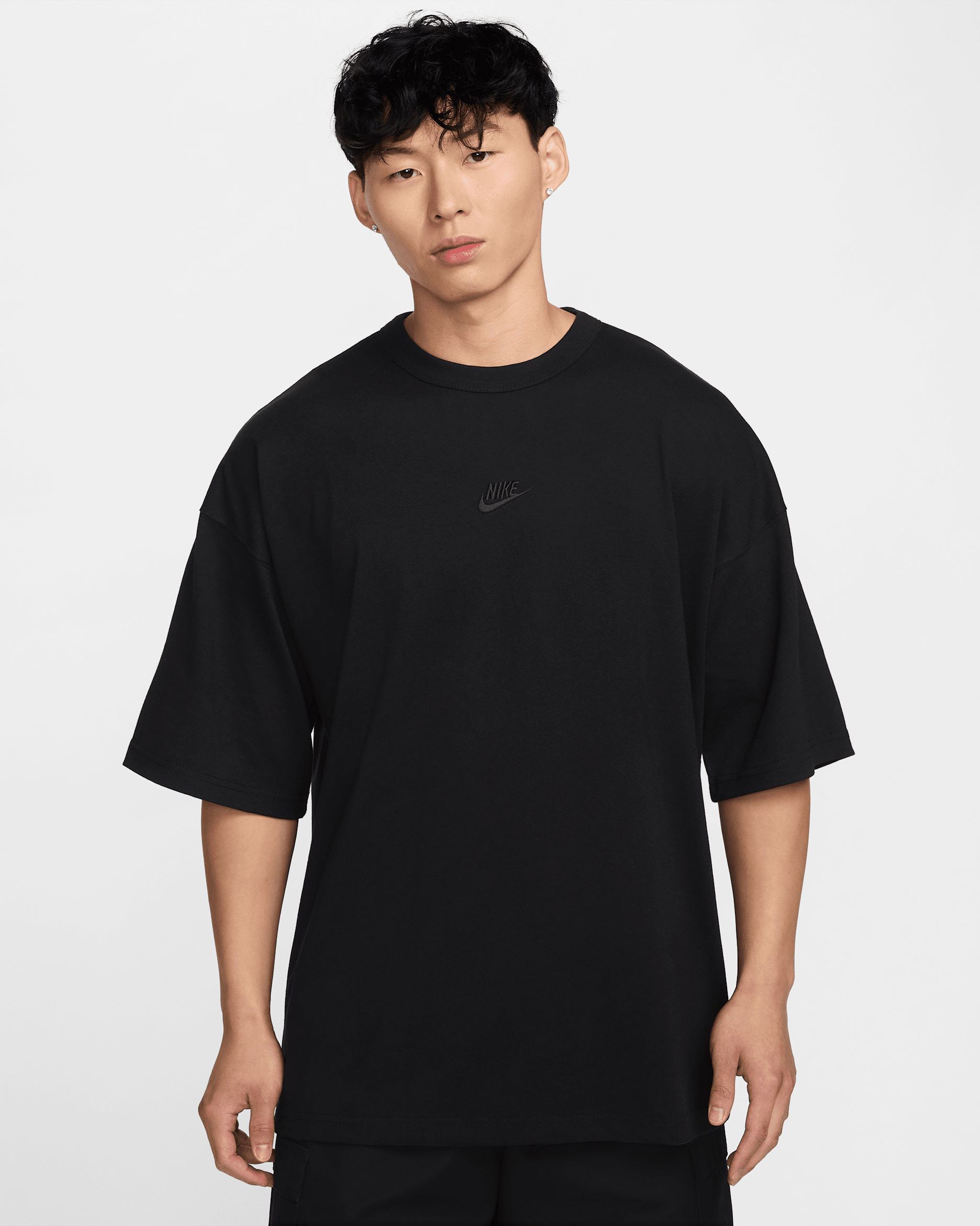 เสื้อยืดผู้ชายขนาดโอเวอร์ไซส์ Nike Sportswear Premium Essentials - ดำ