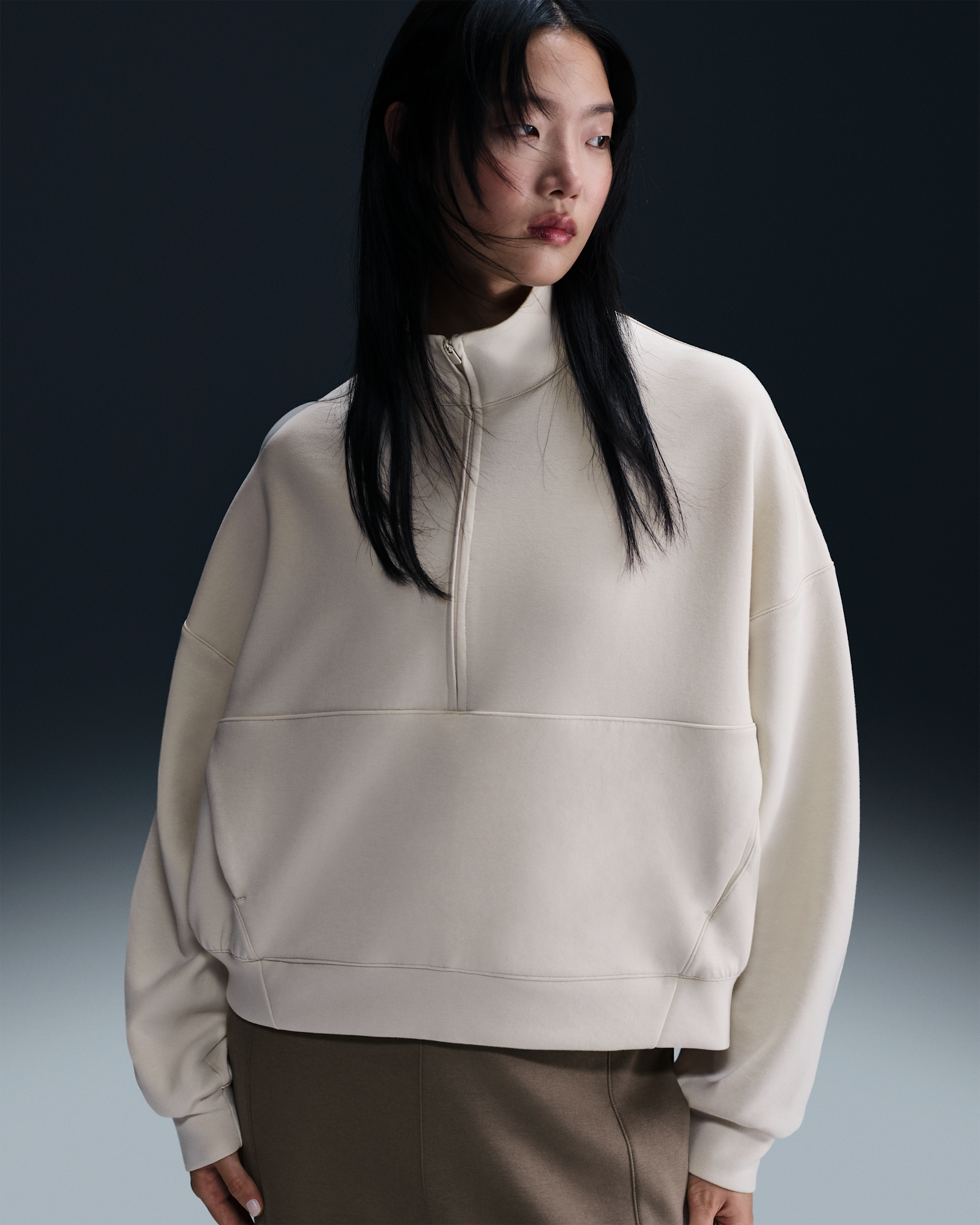 Γυναικεία μπλούζα Dri-FIT σε φαρδιά γραμμή με φερμουάρ στο 1/2 του μήκους Nike 24.7 ImpossiblySoft - Light Orewood Brown/Light Iron Ore