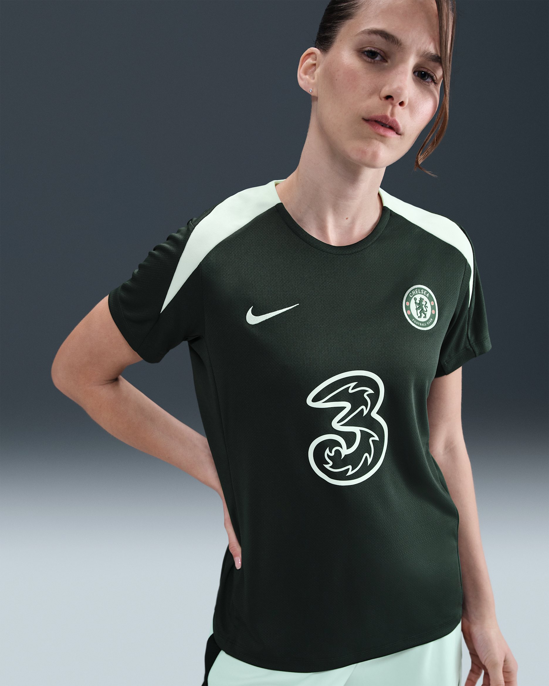 FC Chelsea Strike Nike Dri-FIT Kurzarm-Fußballoberteil (Damen) - Outdoor Green/Outdoor Green/Phantom/Phantom