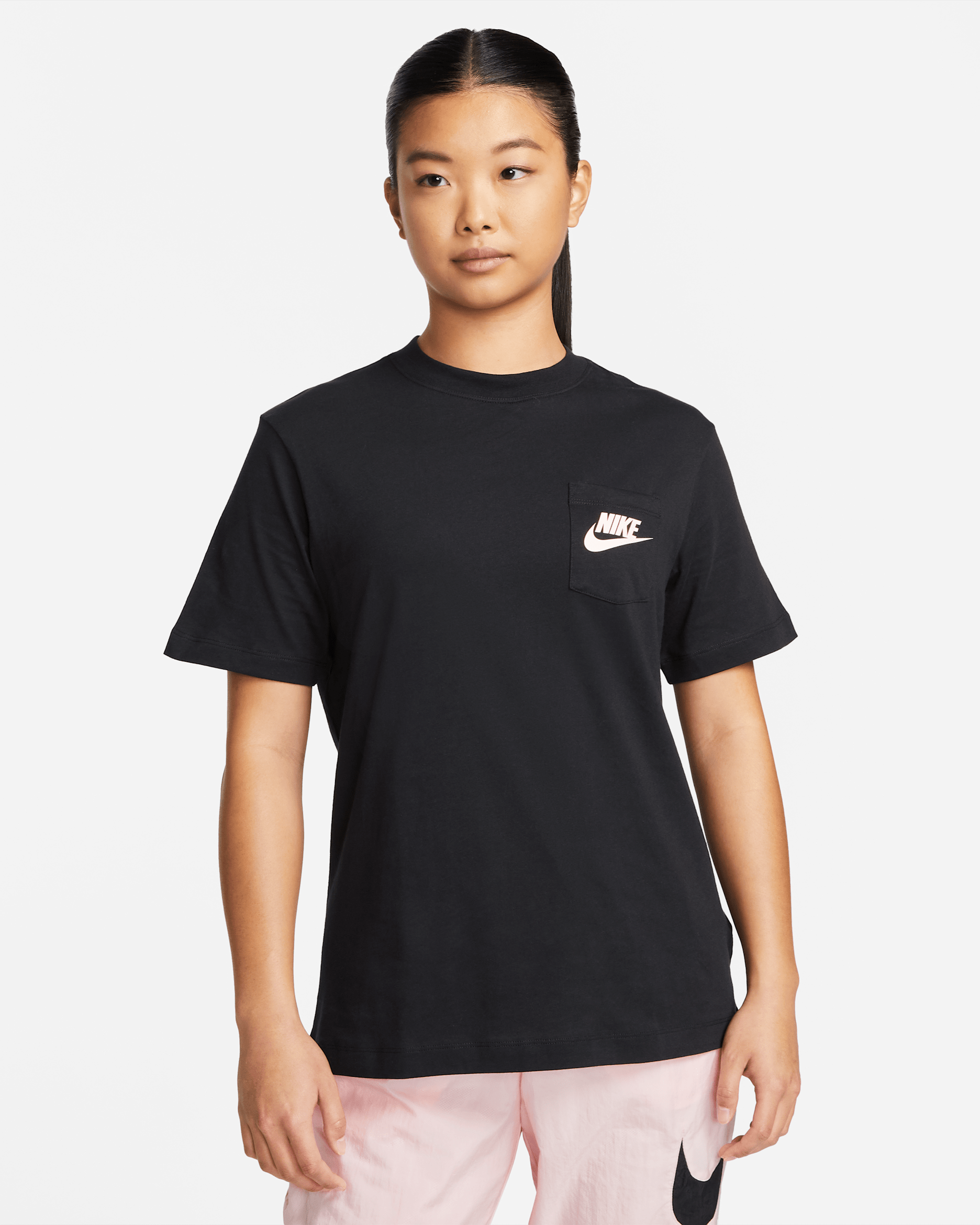 Nike Sportswear 女款口袋 T 恤 - 黑色