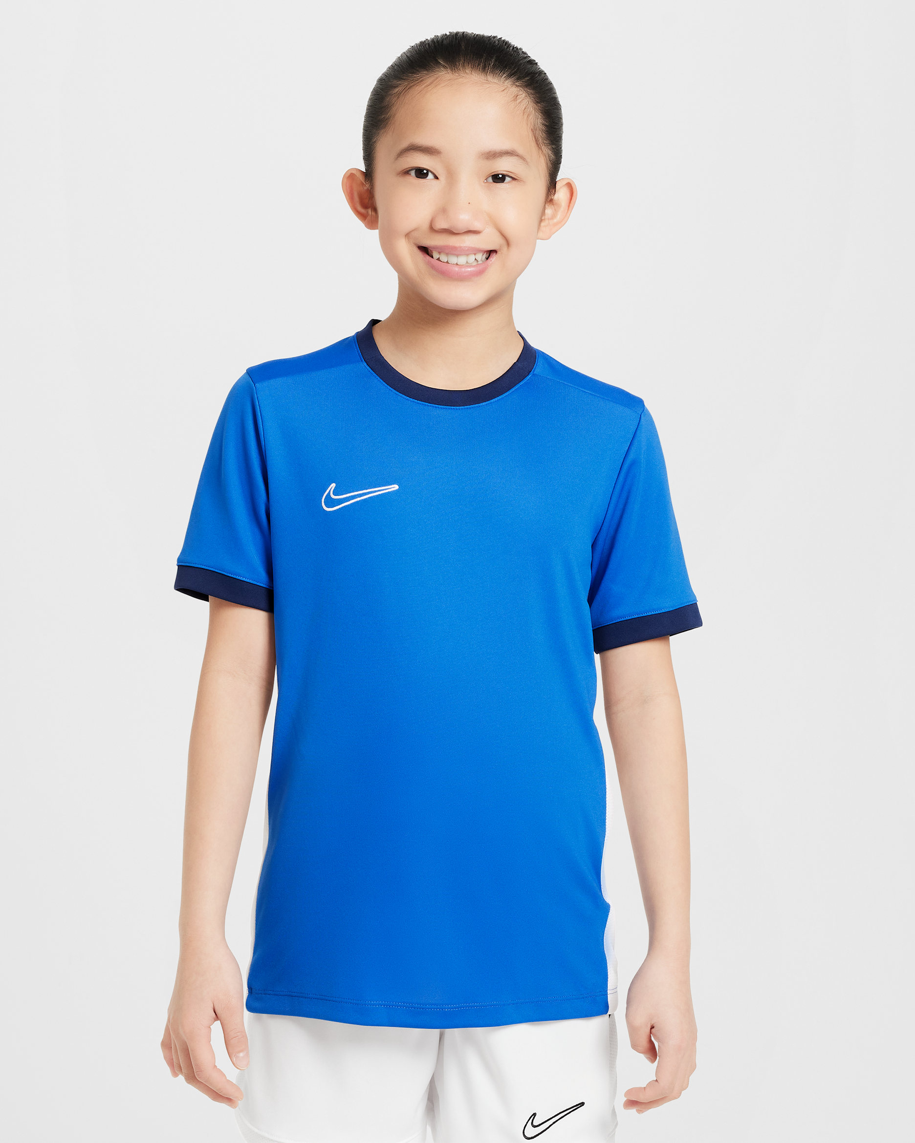 Playera de fútbol de manga corta Dri-FIT para niños talla grande Nike Academy - Azul royal/Azul marino medianoche/Blanco/Blanco