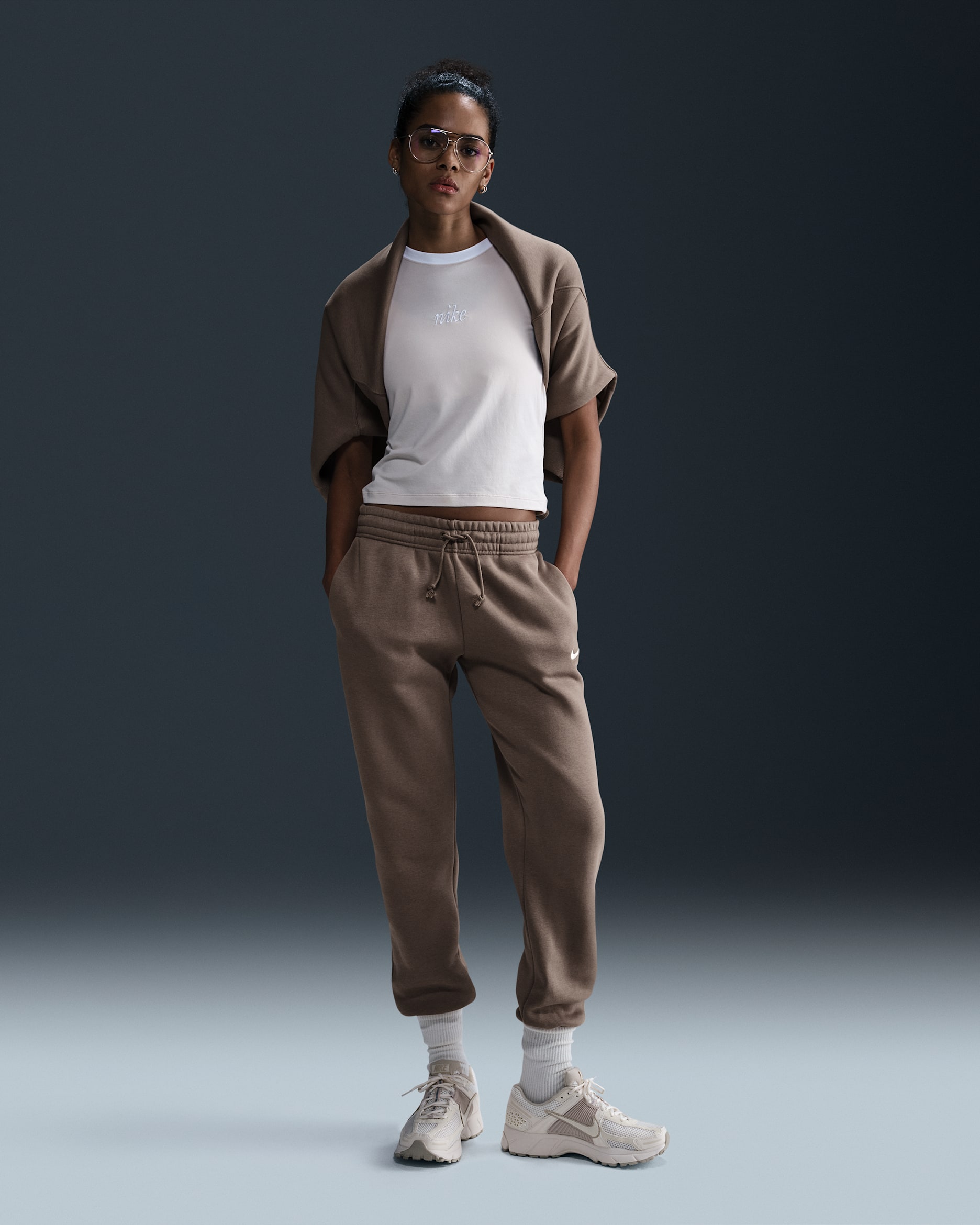 Dámské tepláky Nike Sportswear Phoenix Fleece se středně vysokým pasem - Mink Brown/Sail