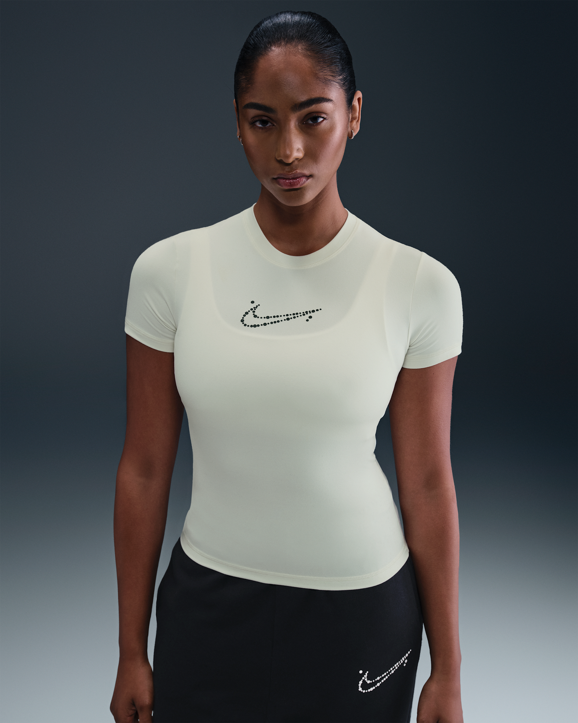 Damski T-shirt o skróconym, przylegającym kroju Nike Sportswear - Soft Pearl