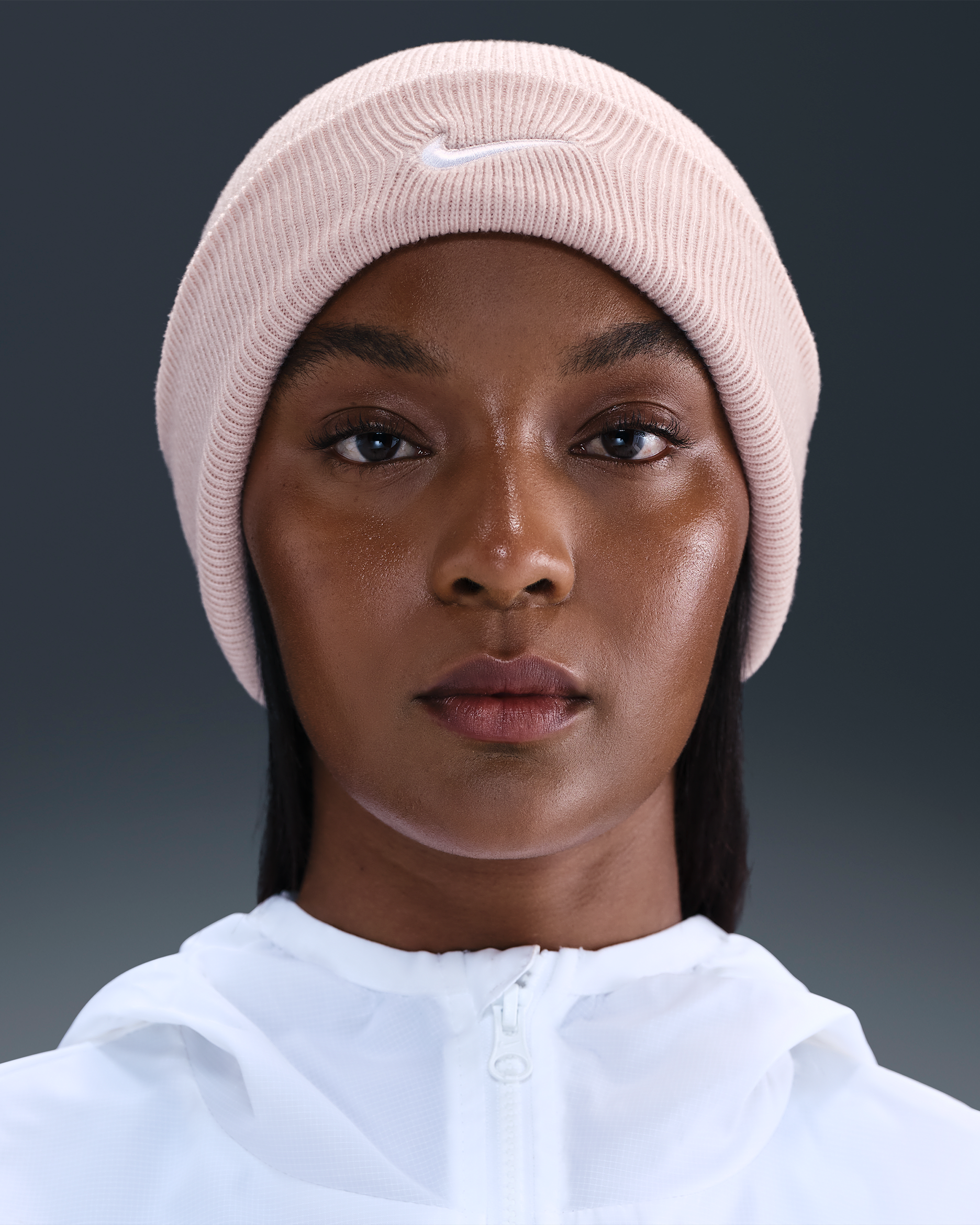 Gorro Swoosh Nike Peak - Rojo sedimento/Blanco