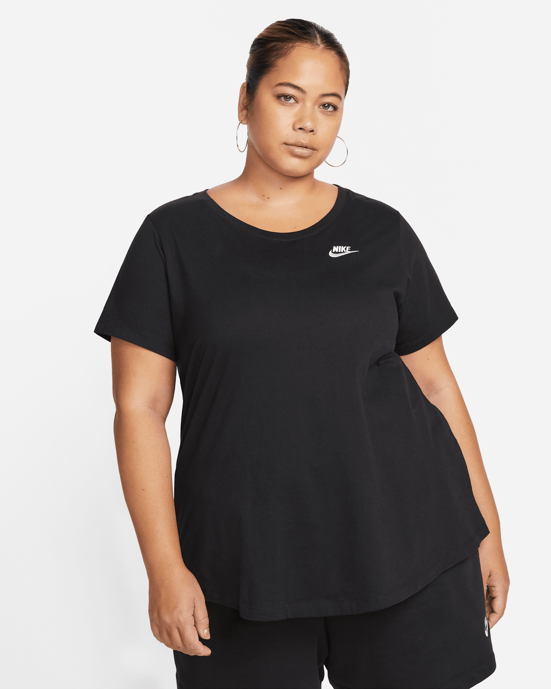 Nike Sportswear Club Essentials T-skjorte til dame (Plus Size) - Svart/Hvit
