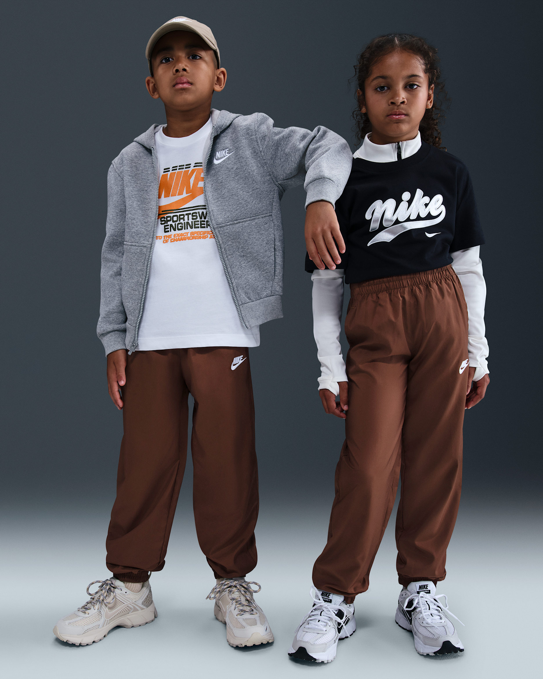 Joggers de tejido Woven para niños talla grande Nike Sportswear Club - Marrón fauna/Blanco