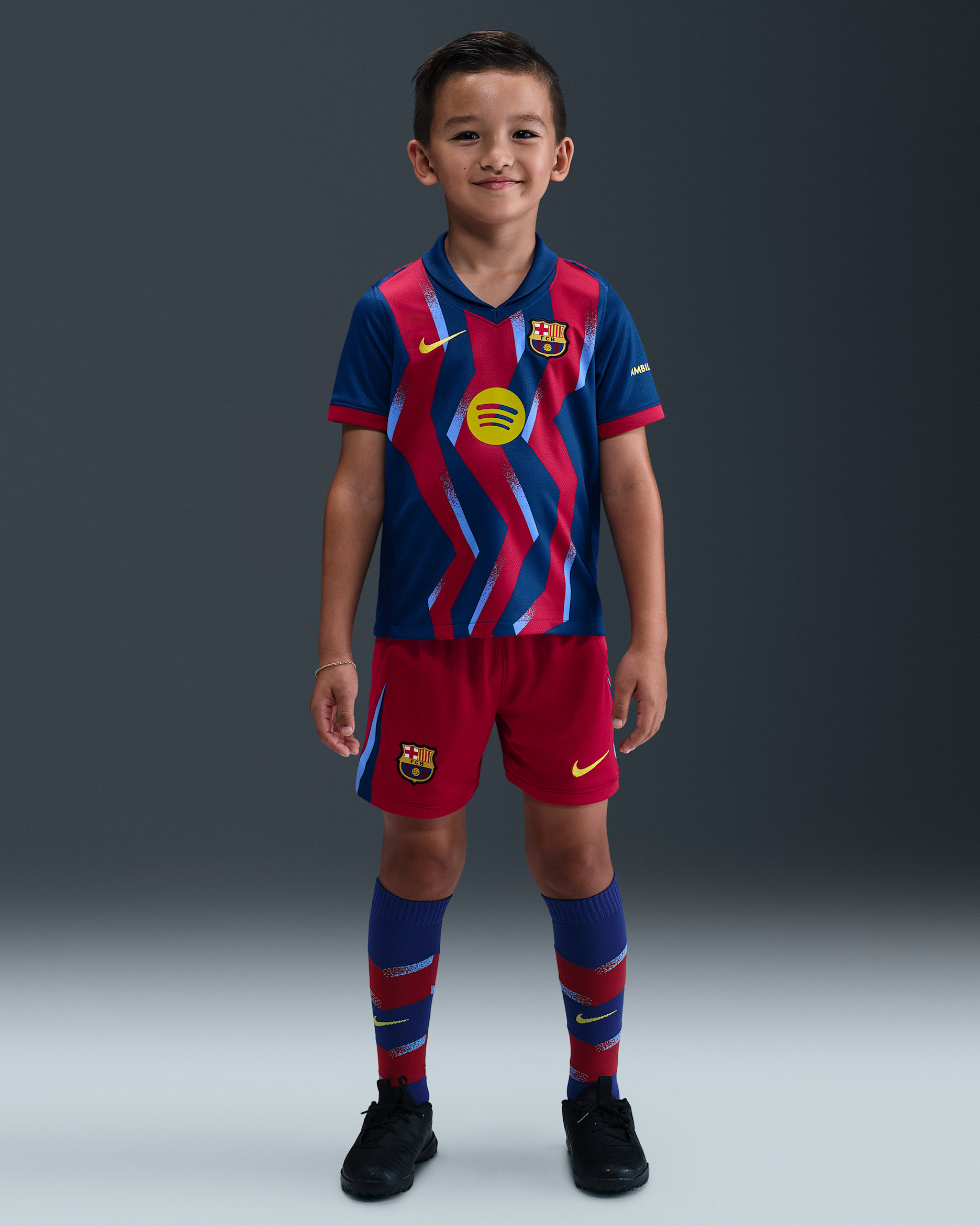 FC Barcelona 2025/26 Stadium Fourth dreiteiliges Nike Replika-Fußballtrikot-Set (jüngere Kinder) - Gym Blue/Gym Blue/Salsa Red/Opti Yellow
