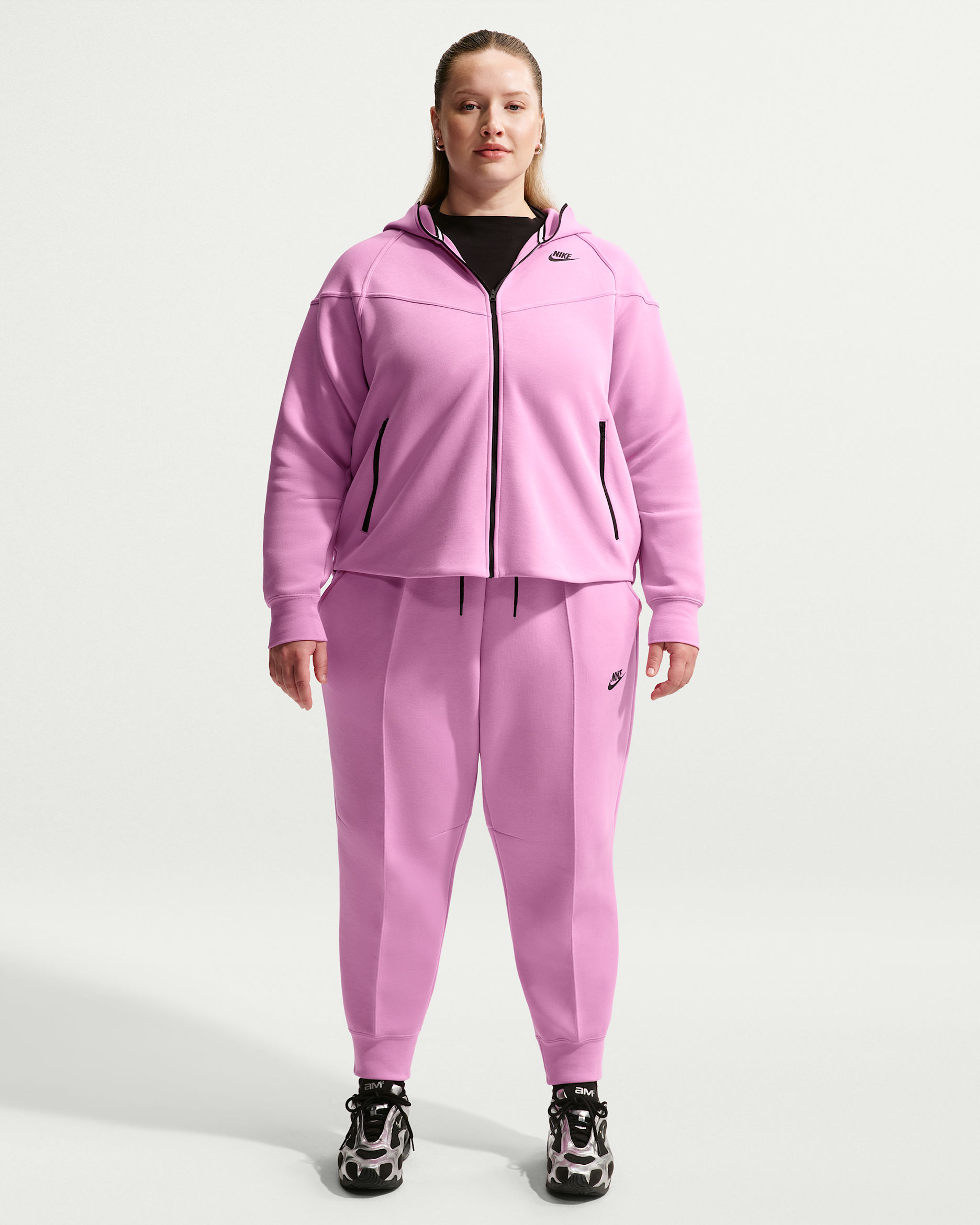 Joggers de tiro medio para mujer (talla grande) Nike Sportswear Tech Fleece - Magenta claro/Negro