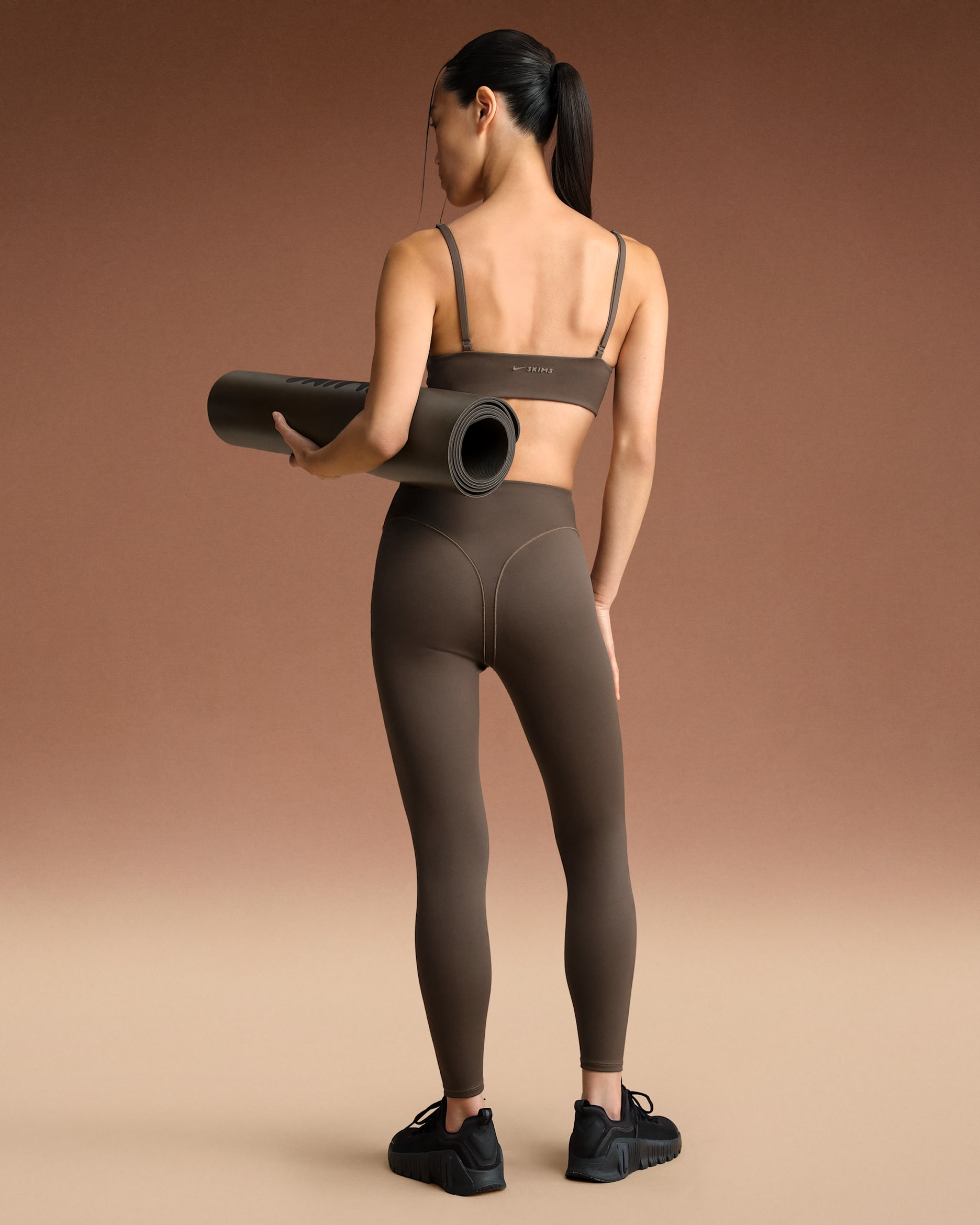 NikeSKIMS Matte Women's High-Waisted V-Line 26" Leggings