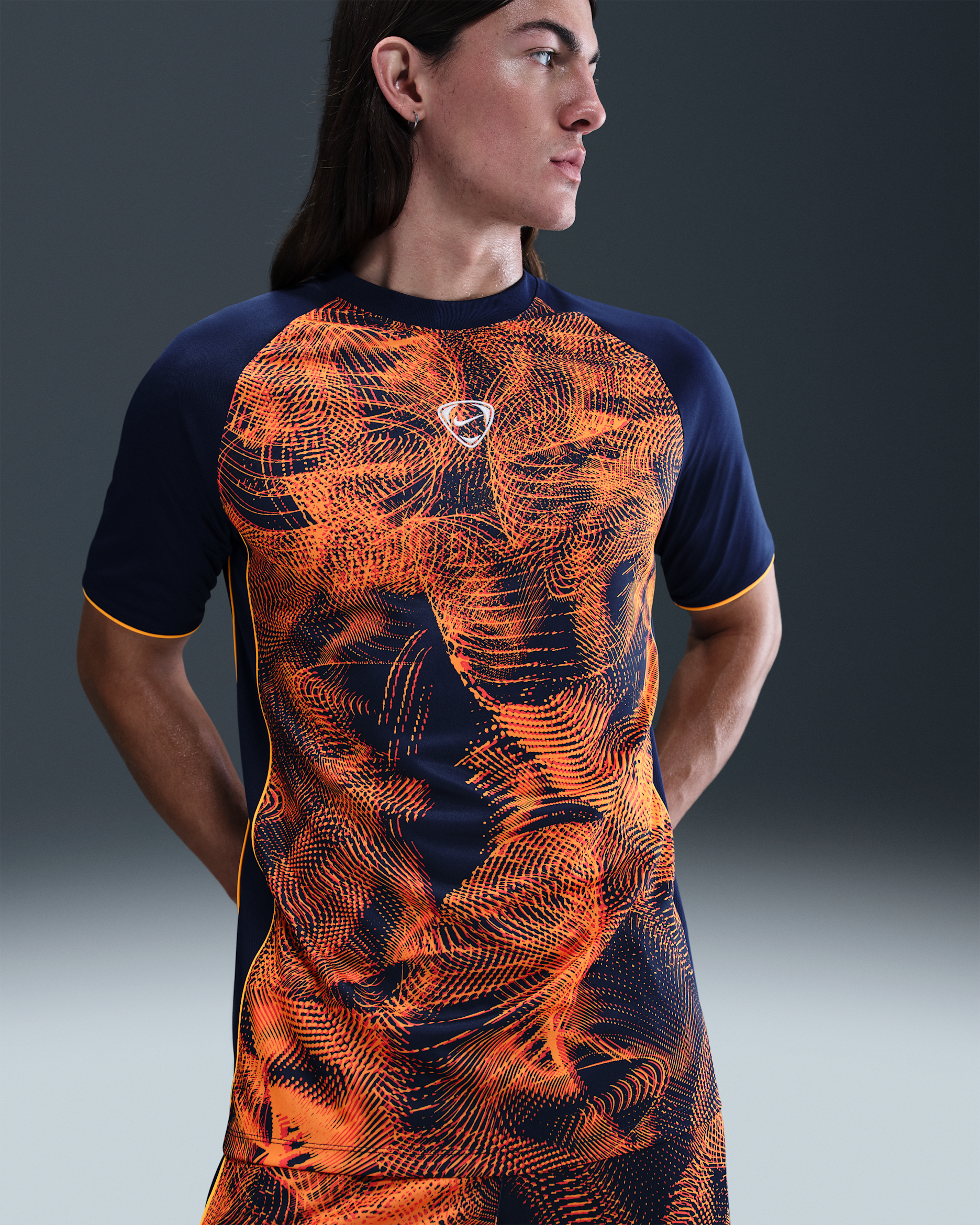 Playera de fútbol de manga corta Dri-FIT para hombre Nike Academy+ - Azul vacío/Naranja láser/Naranja láser/Blanco