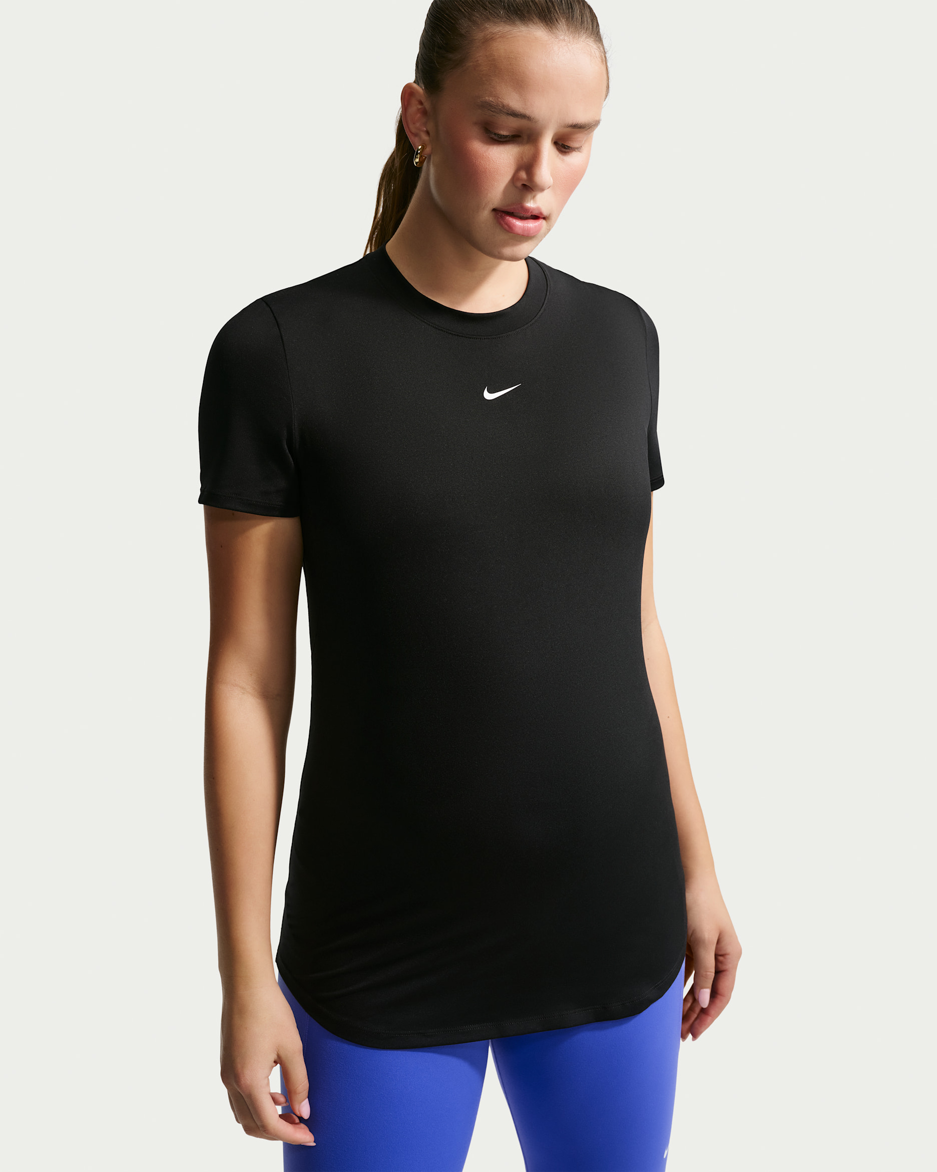 Nike (M) One Dri-FIT kortermet trøye med smal passform til dame (mammaklær) - Svart/Hvit